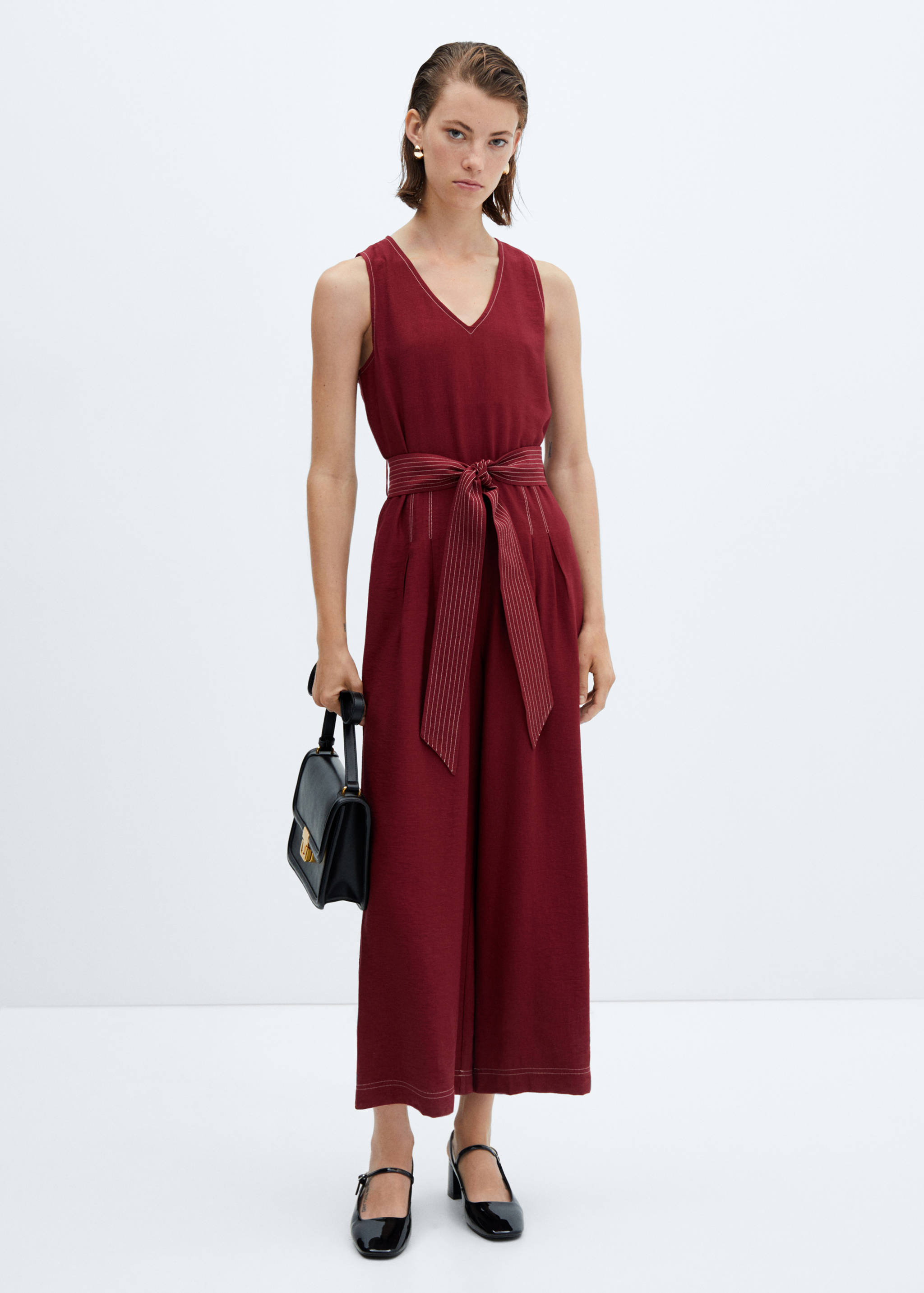 Macacão com costuras de cinto de laço - Plano geral