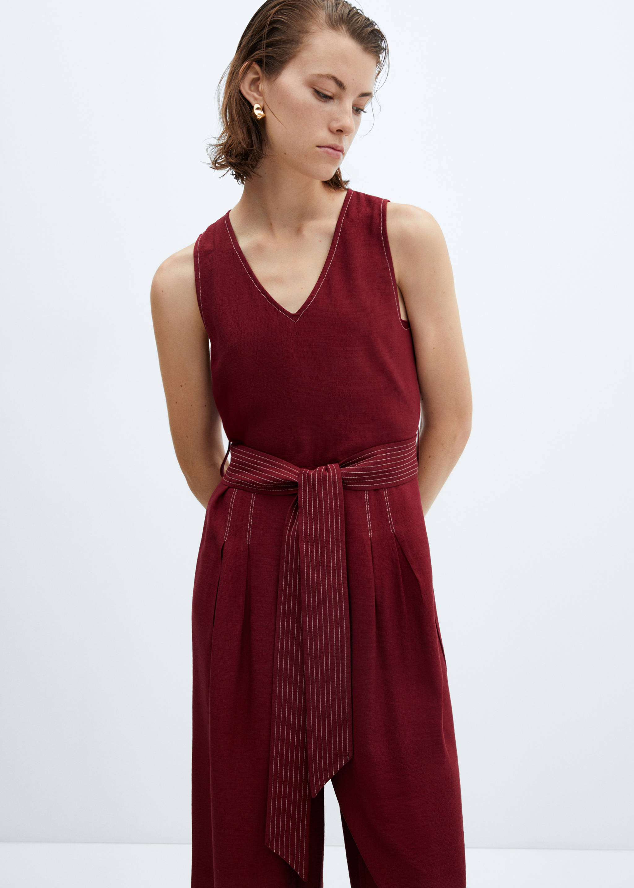 Macacão com costuras de cinto de laço - Plano médio