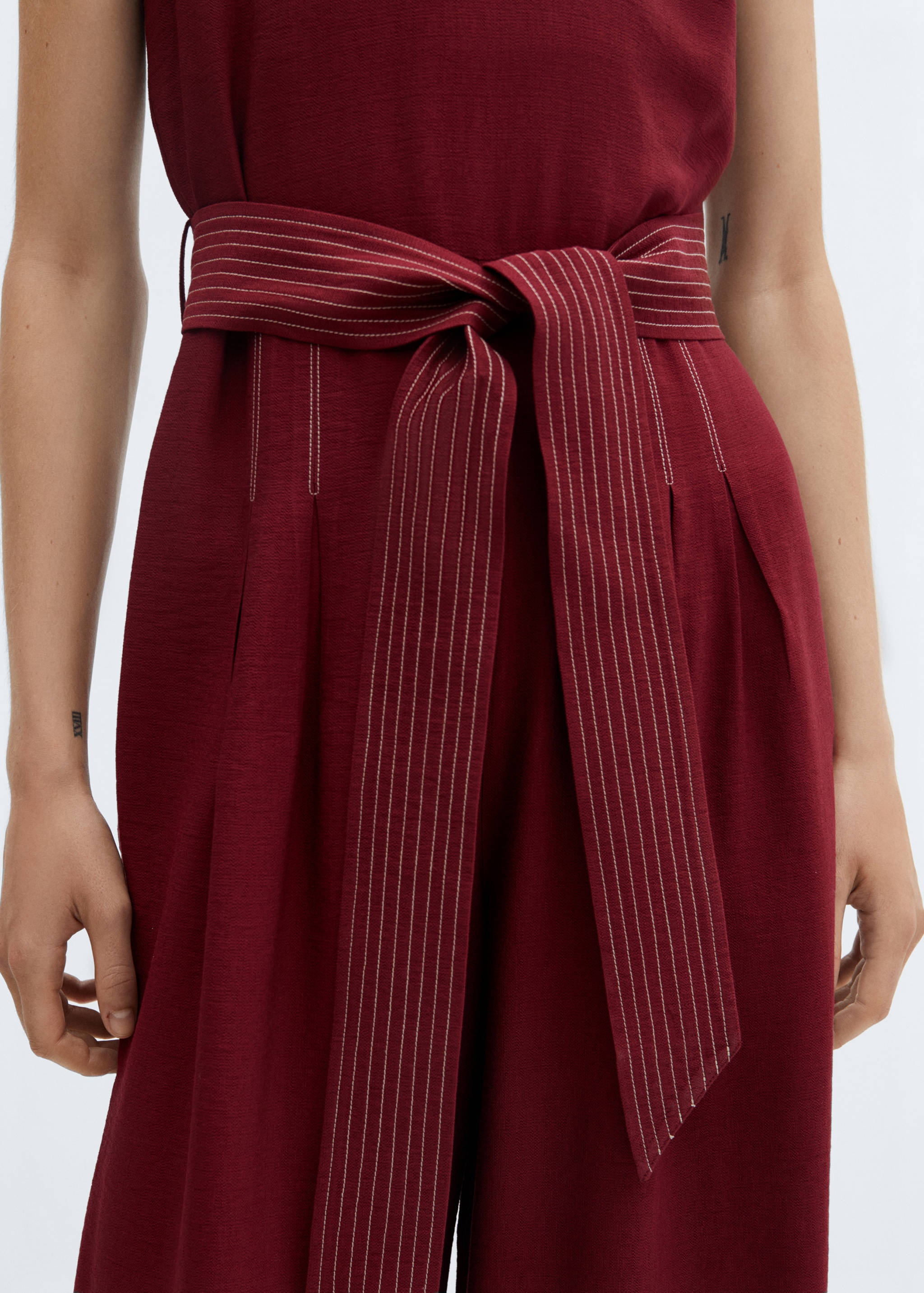 Macacão com costuras de cinto de laço - Pormenor do artigo 6