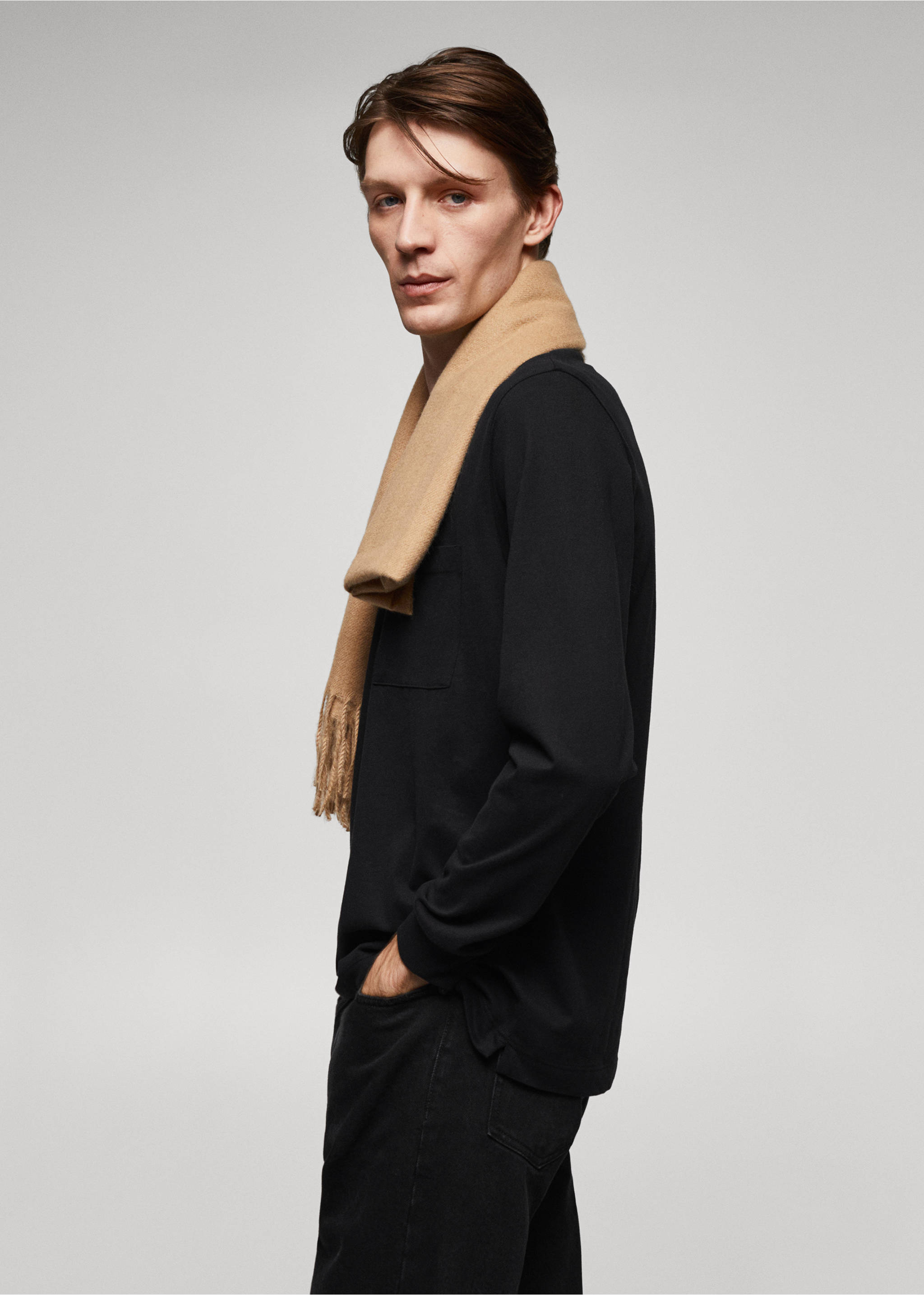 Long-sleeved t-shirt with pockets - Details of the article 2, Black. Ref: 57095961-00.