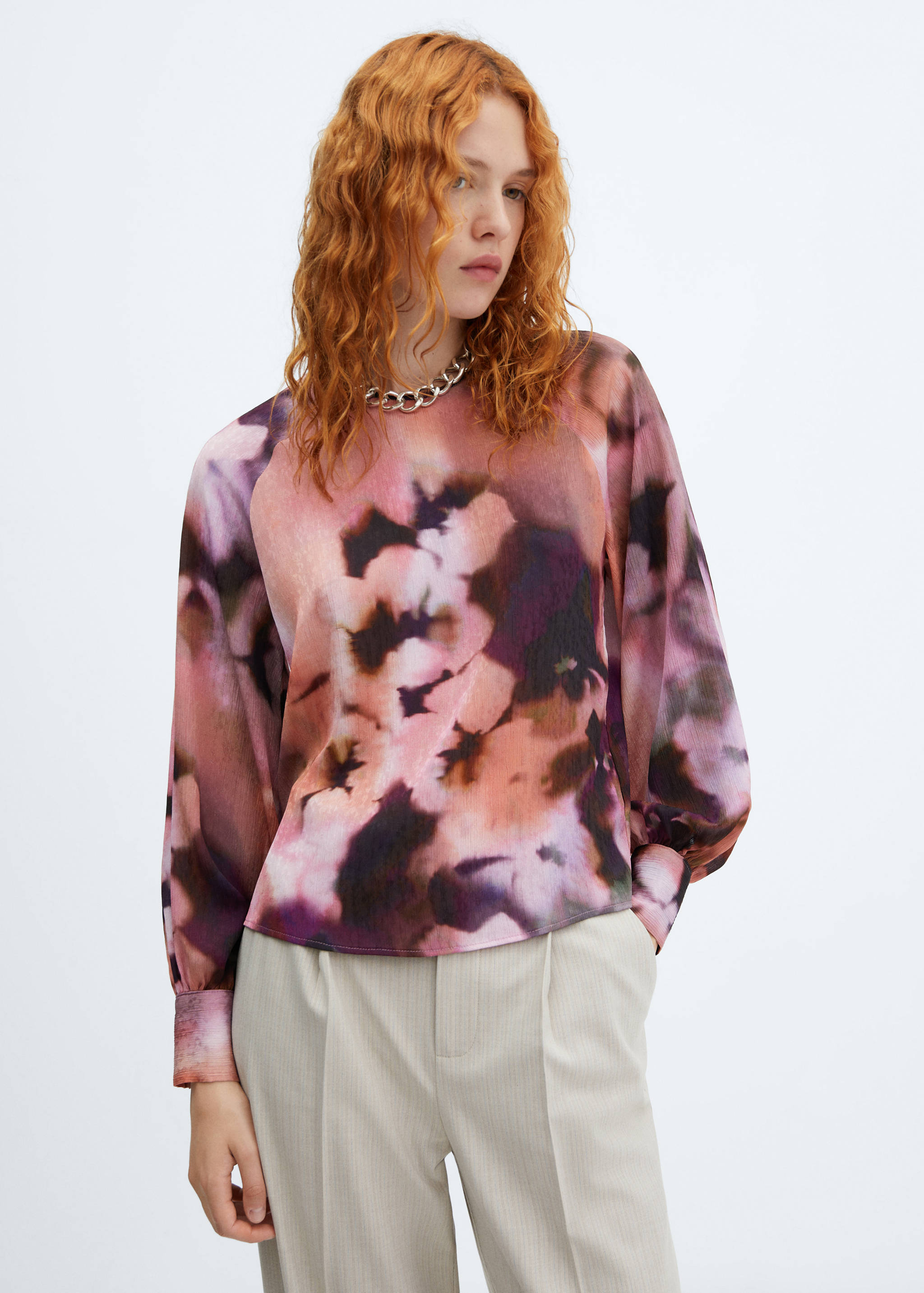 Blusa floral manga abullonada - Plano medio