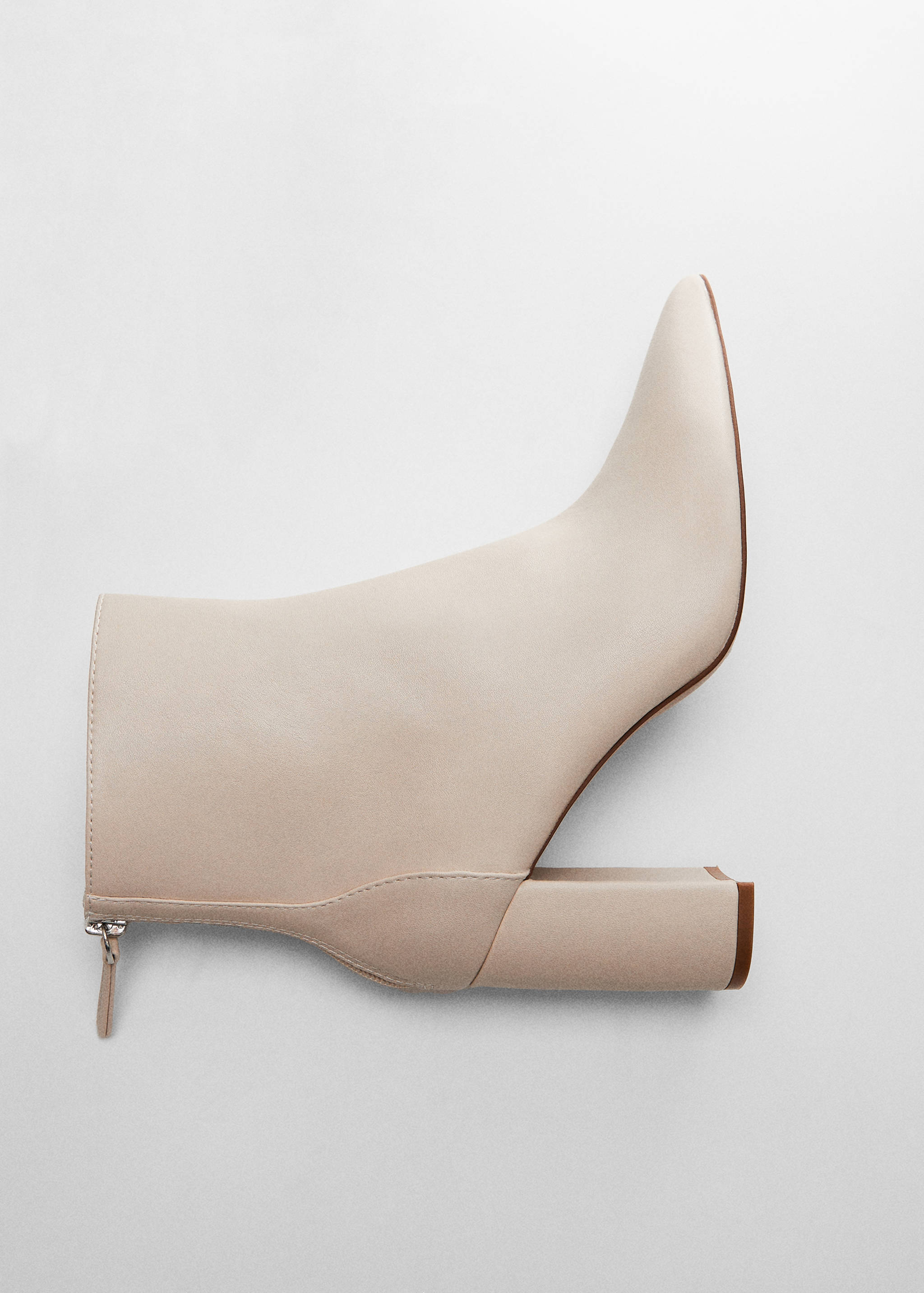 Pointed-toe ankle boot swith zip closure - Details of the article 5