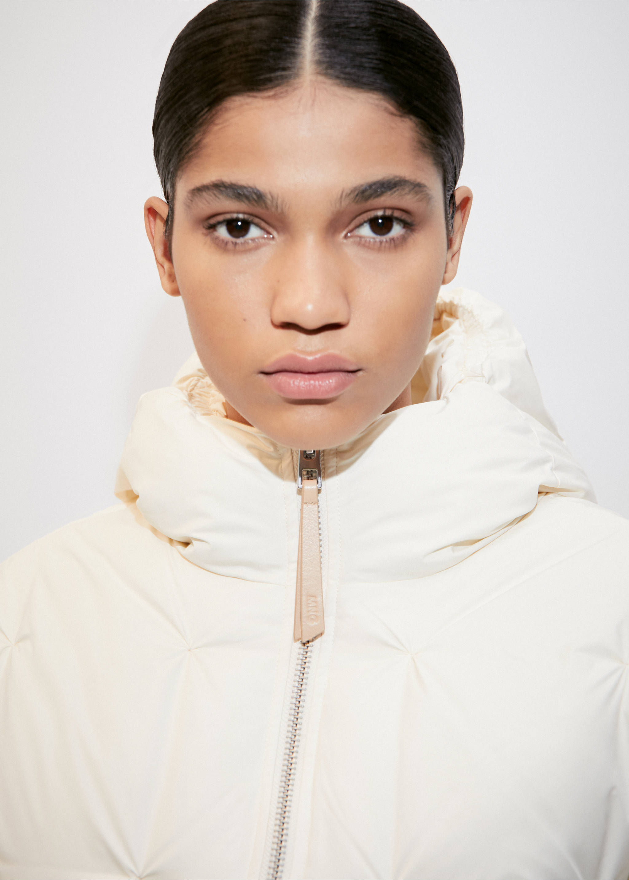 Short padded hooded anorak - Details of the article 1, Ecru. Ref: 57097732-00.