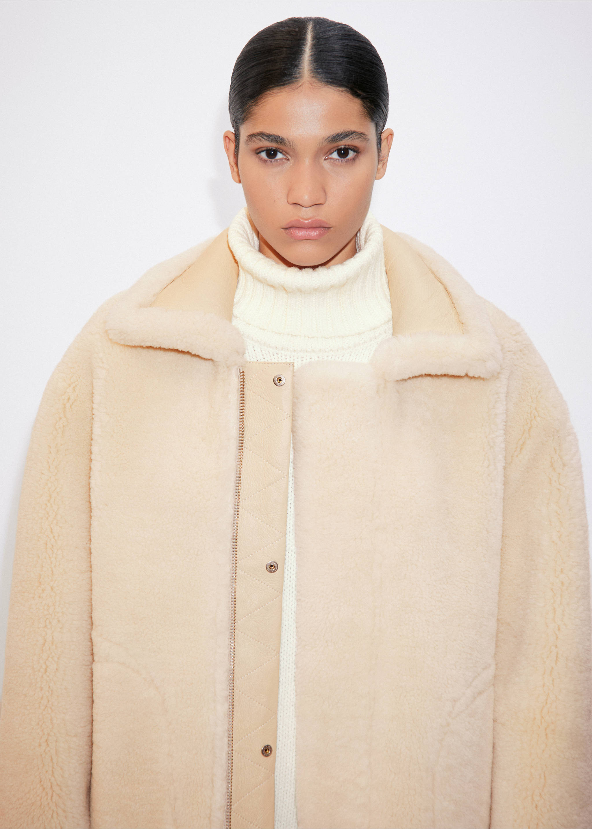 Reversible leather and fur-effect coat - Details of the article 4, Ecru. Ref: 57097739-00.