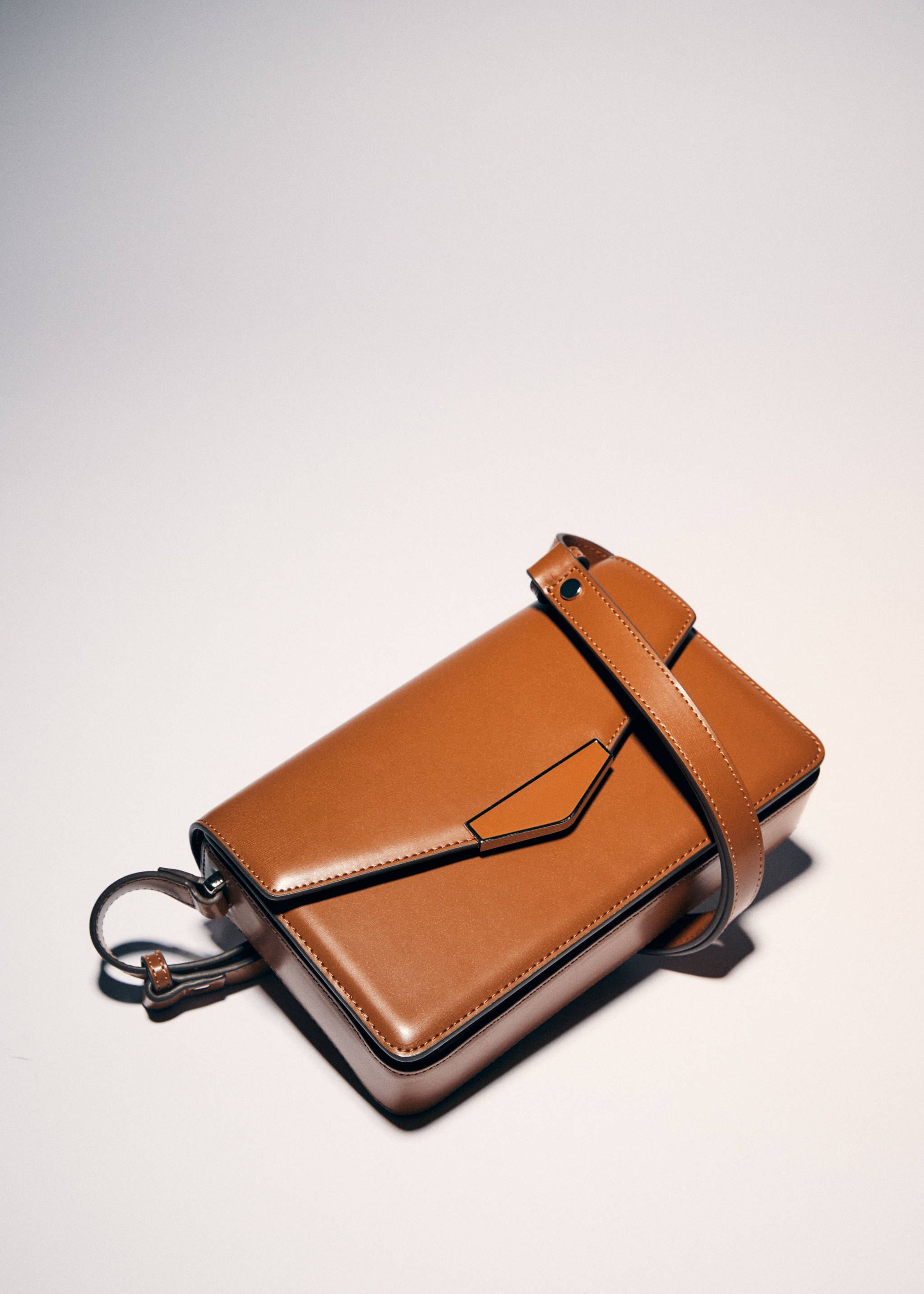 Shoulder bag with strap - Details of the article 6