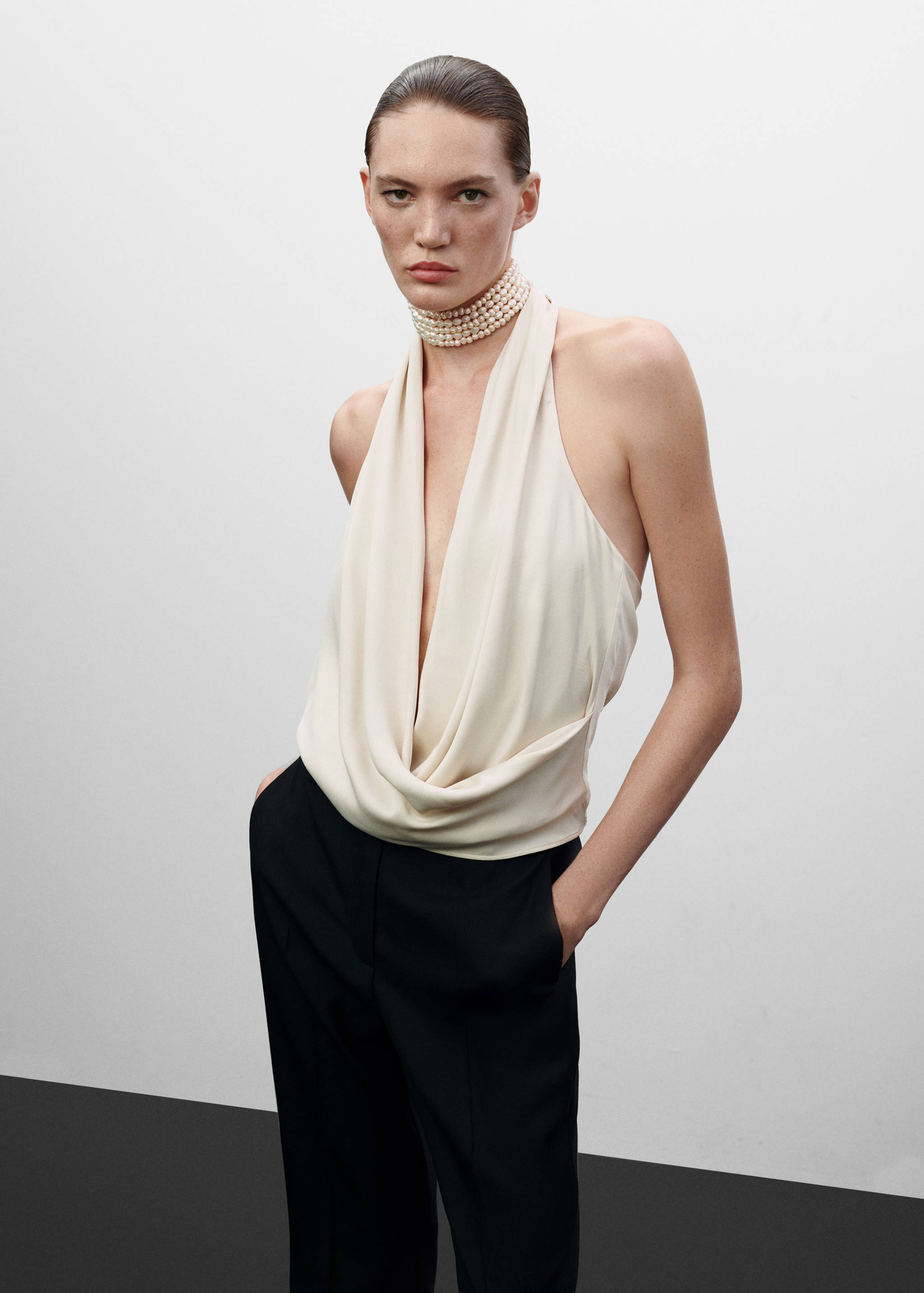 Top satinado drapeado - Plano medio