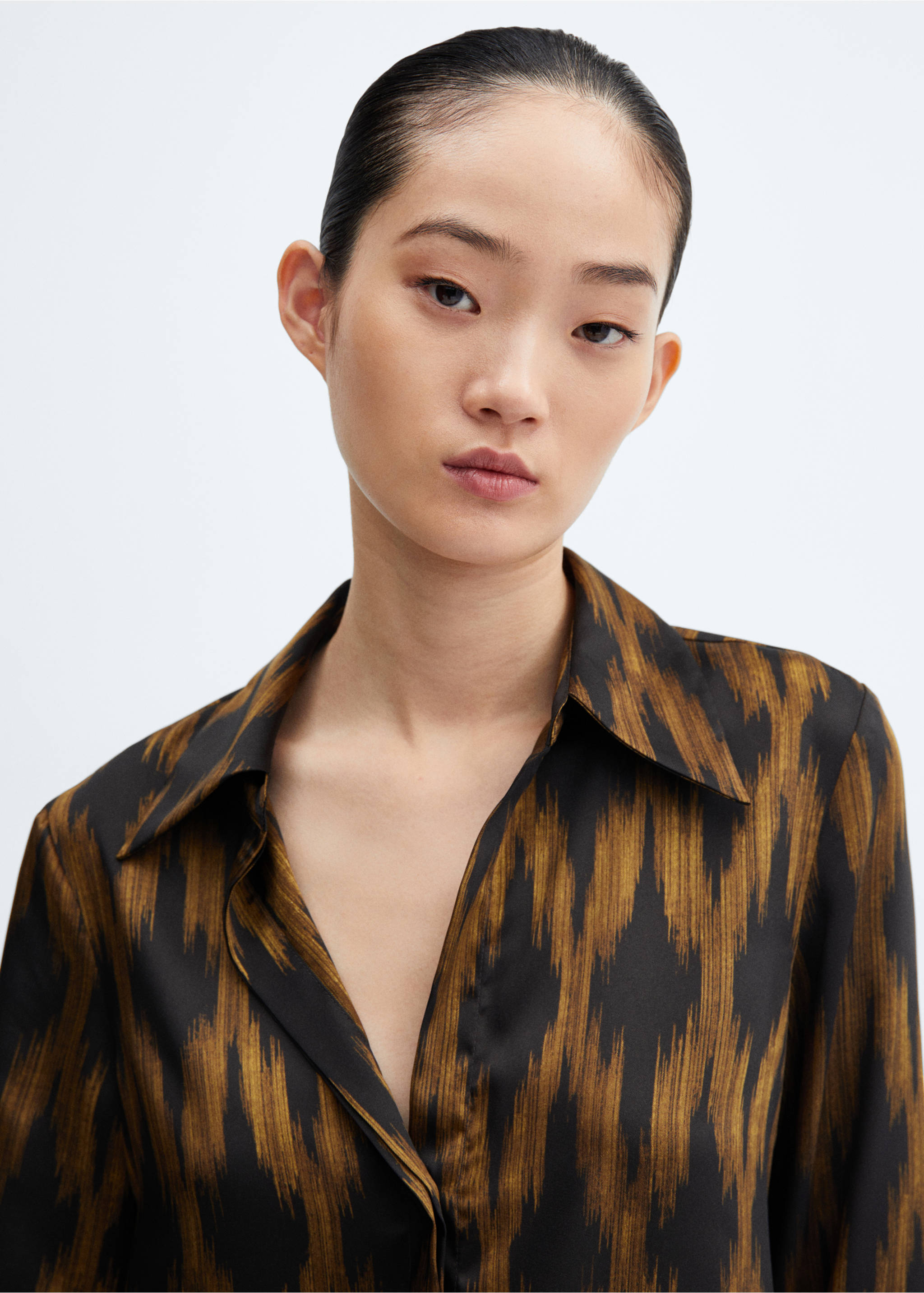 Satin print shirt - Details of the article 6, Black. Ref: 57099117-00.