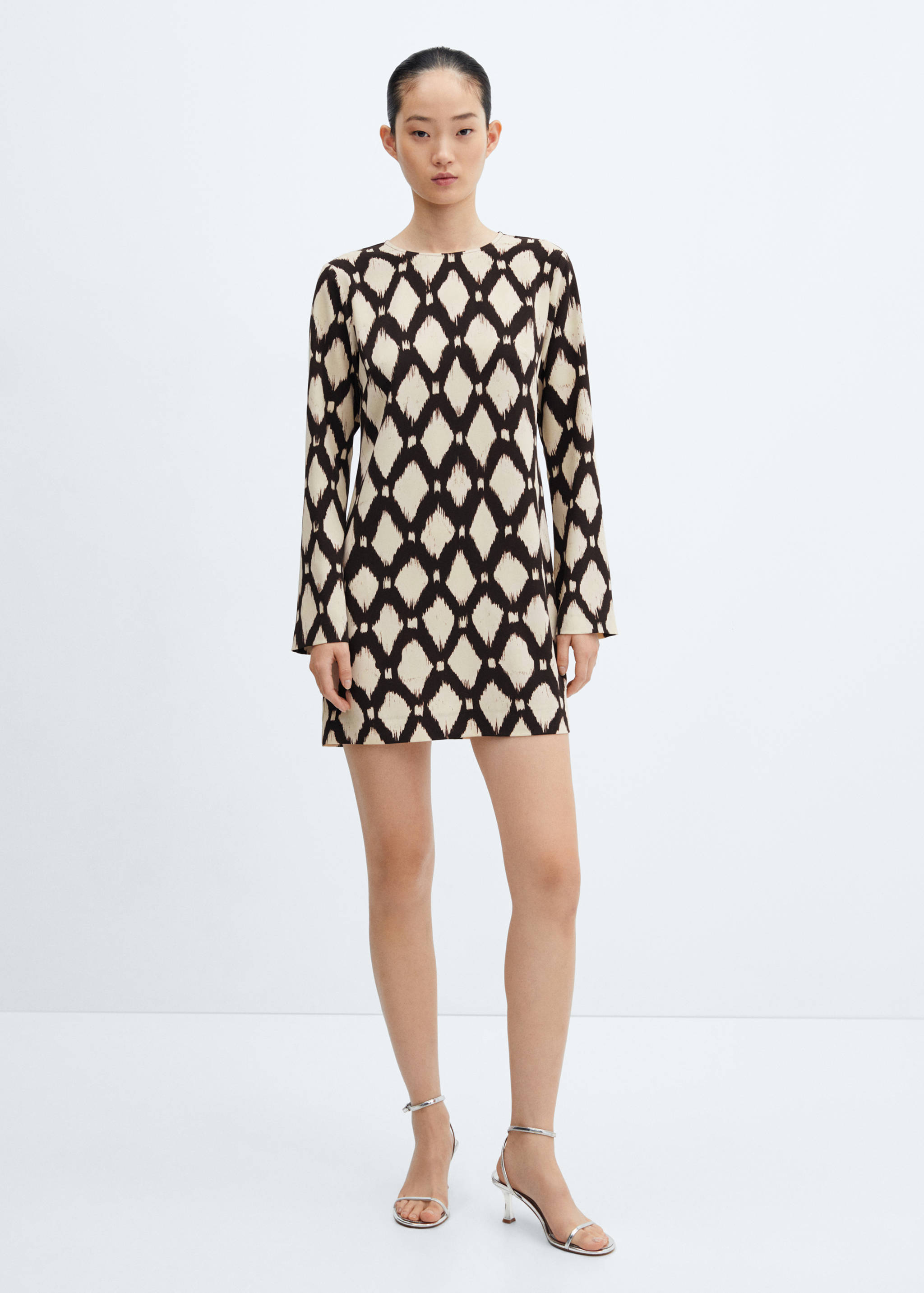 Vestido curto de manga comprida - Plano geral