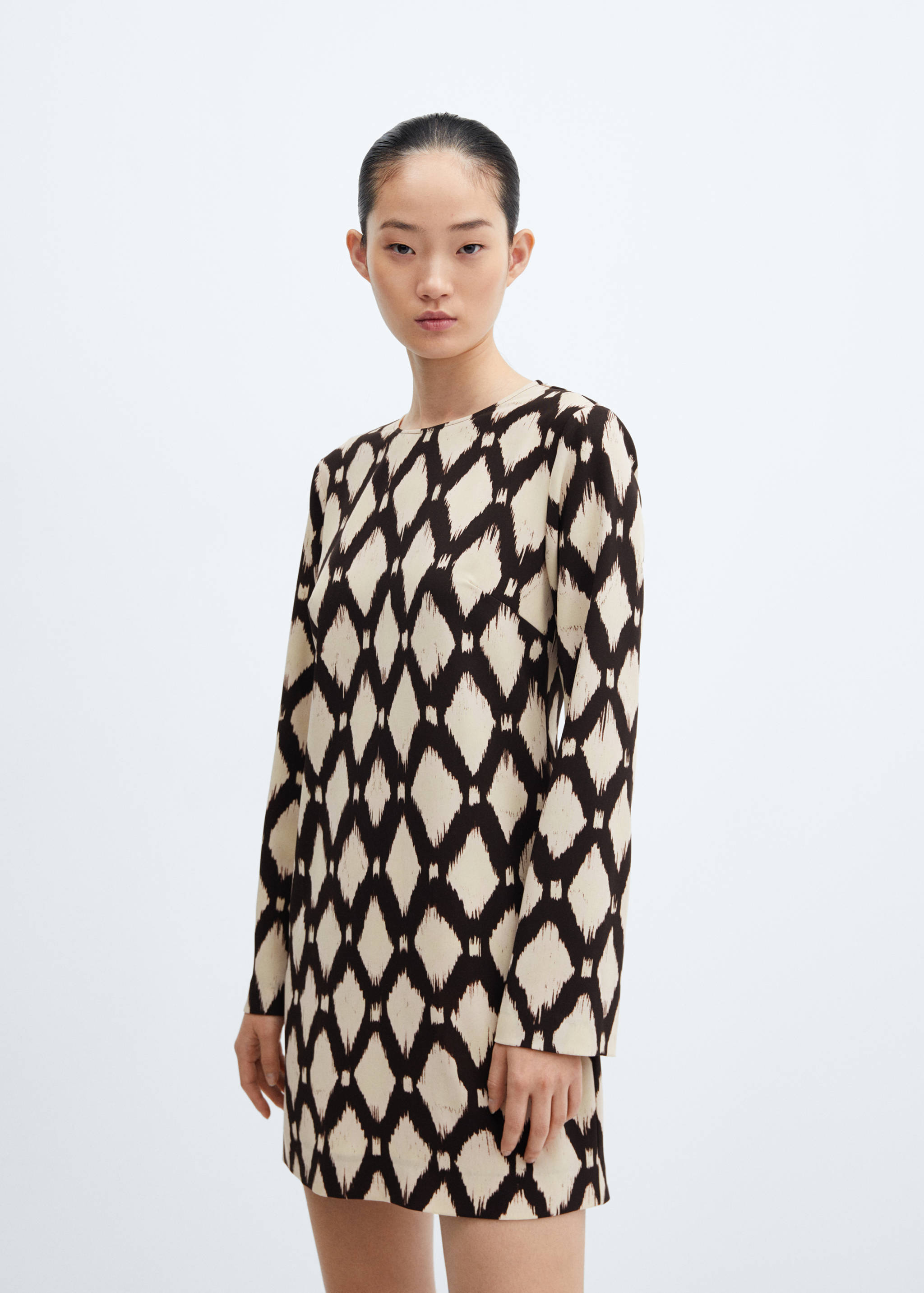 Vestido curto de manga comprida - Plano médio