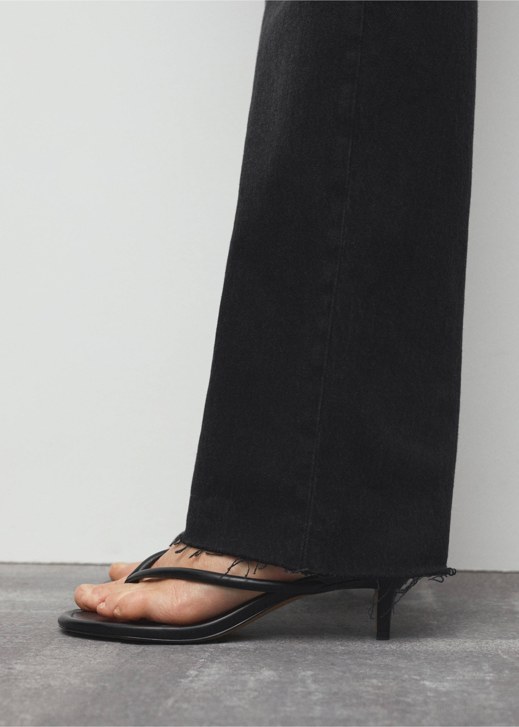 Maternity wide leg jeans - Details of the article 6, Black denim. Ref: 67000686-00.