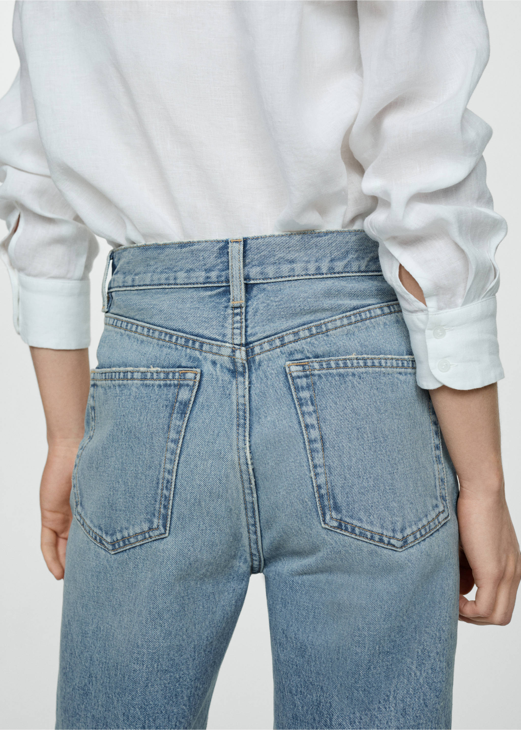 Straight jeans with forward seams - Details of the article 4, Medium Blue. Ref: 67001012-00.
