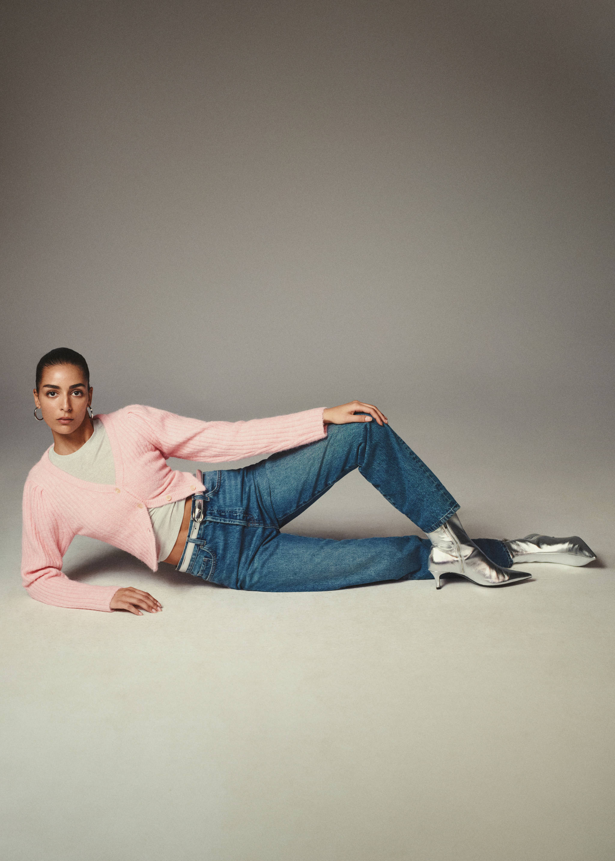 Straight jeans with forward seams - Details of the article 7, Medium Blue. Ref: 67001012-00.