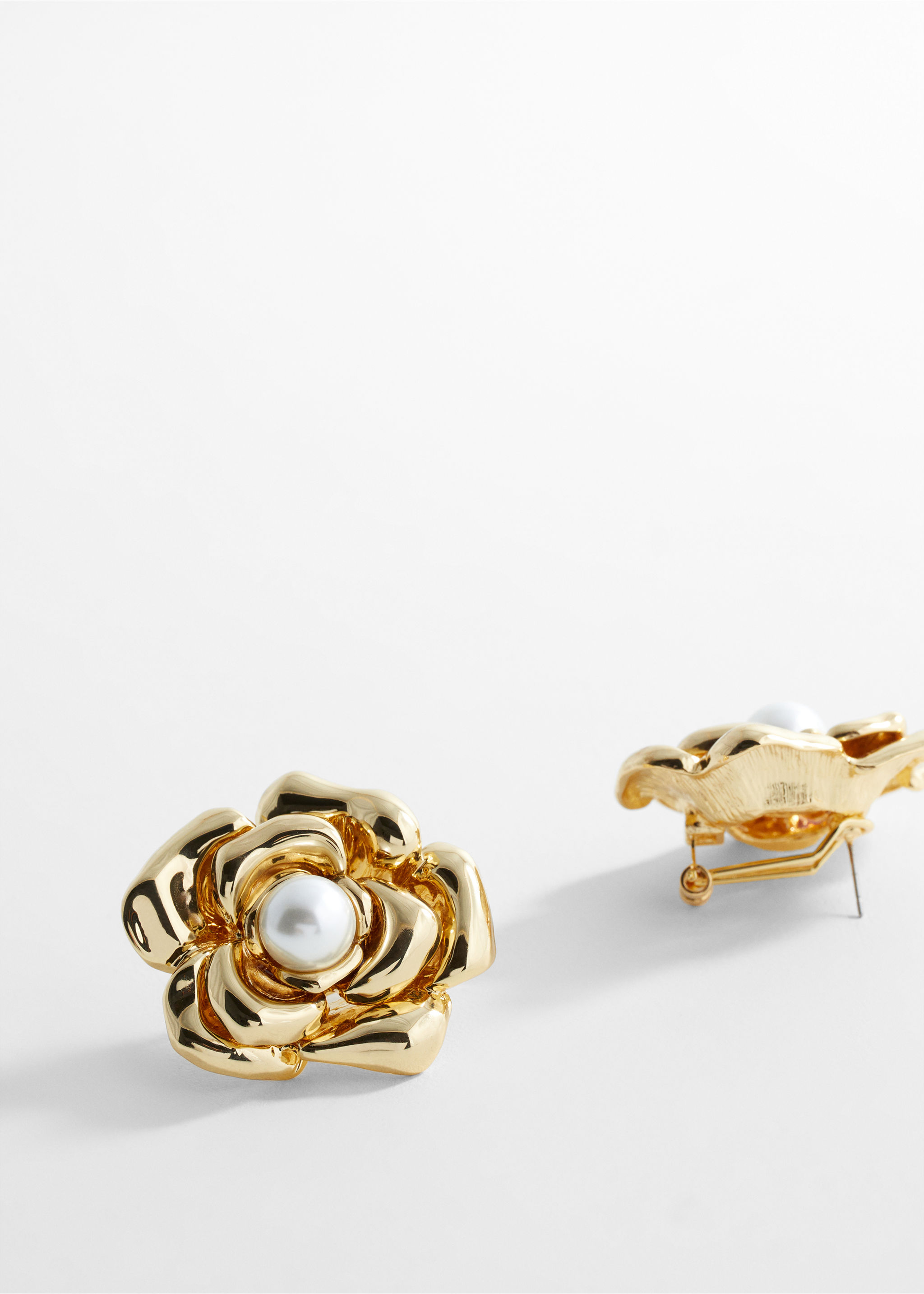 Pearl decoration flower earrings - Details of the article 1