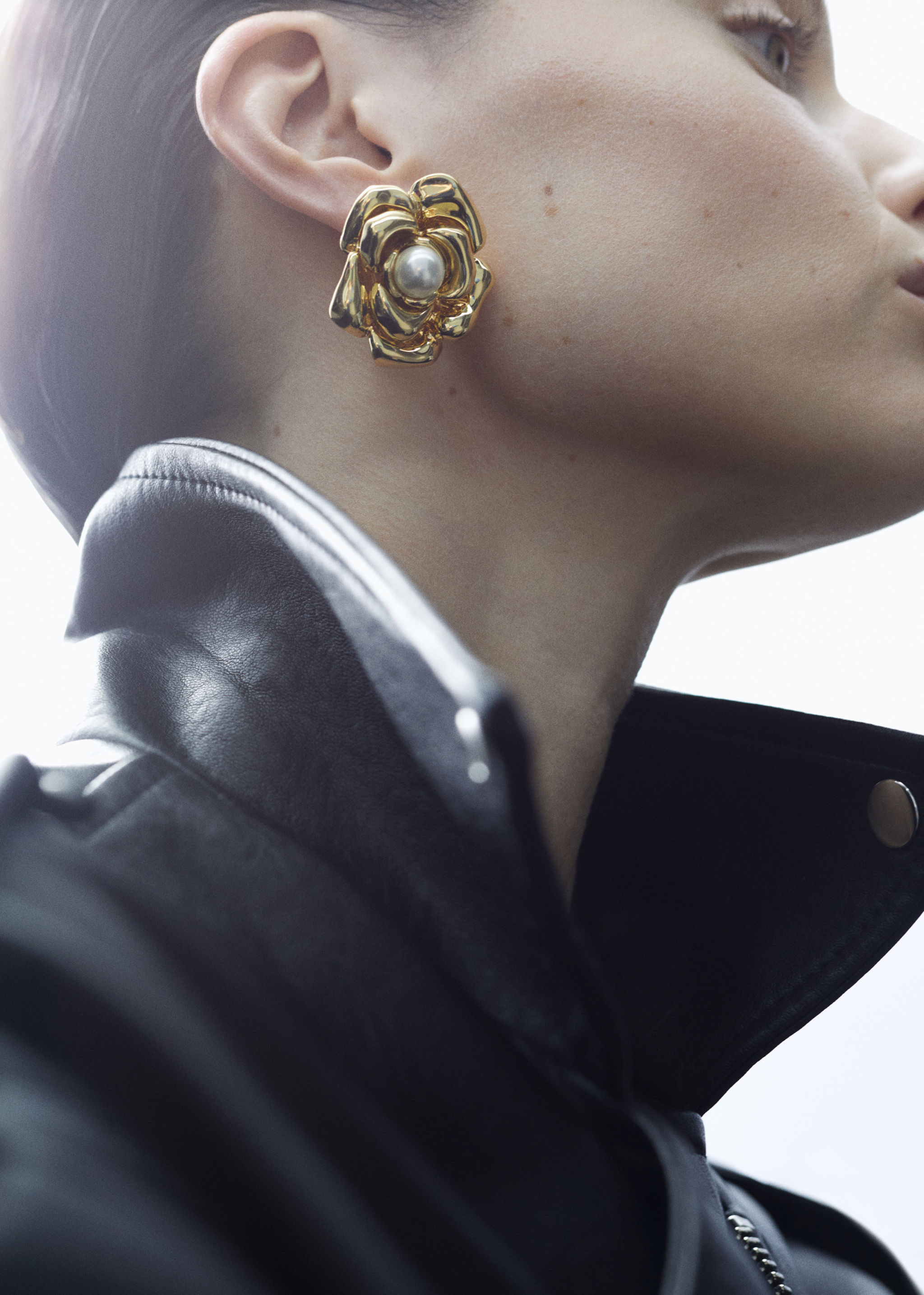 Pearl decoration flower earrings - Details of the article 9