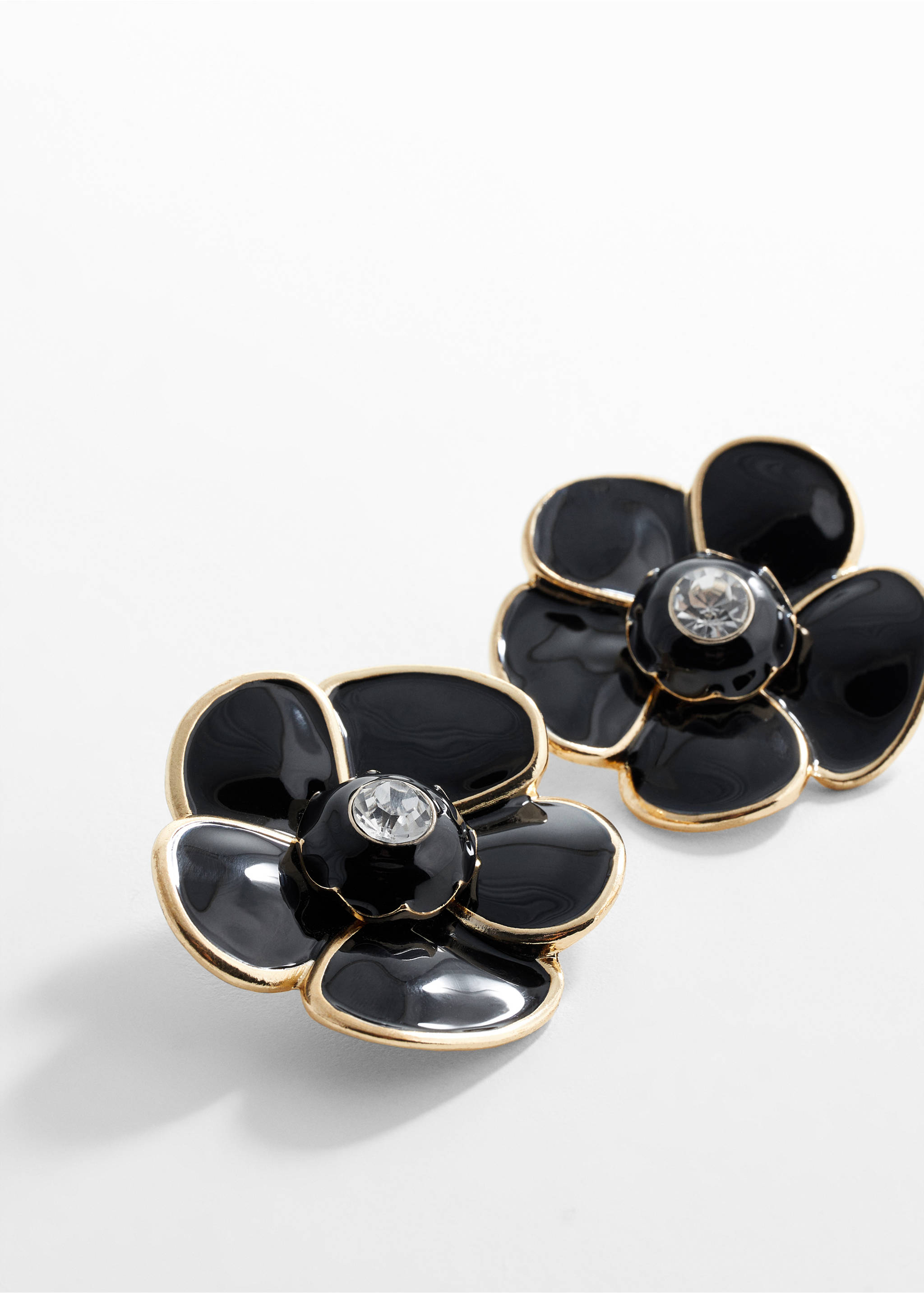 Boucles d'oreilles fleur cristal - Plan moyen, Noir. Ref: 67002540-00.