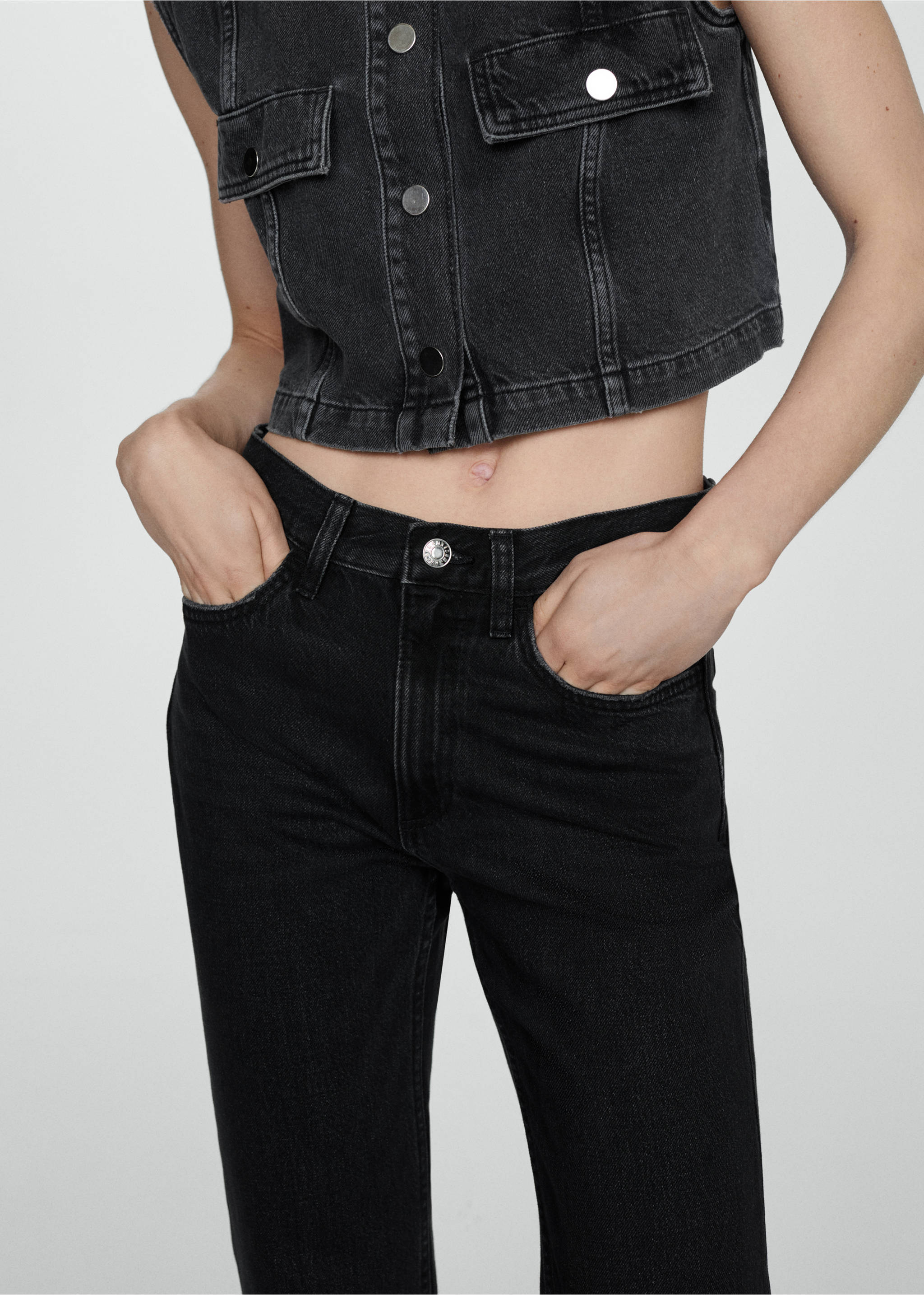 Mid-rise straight jeans - Details of the article 6, Black denim. Ref: 67004023-00.