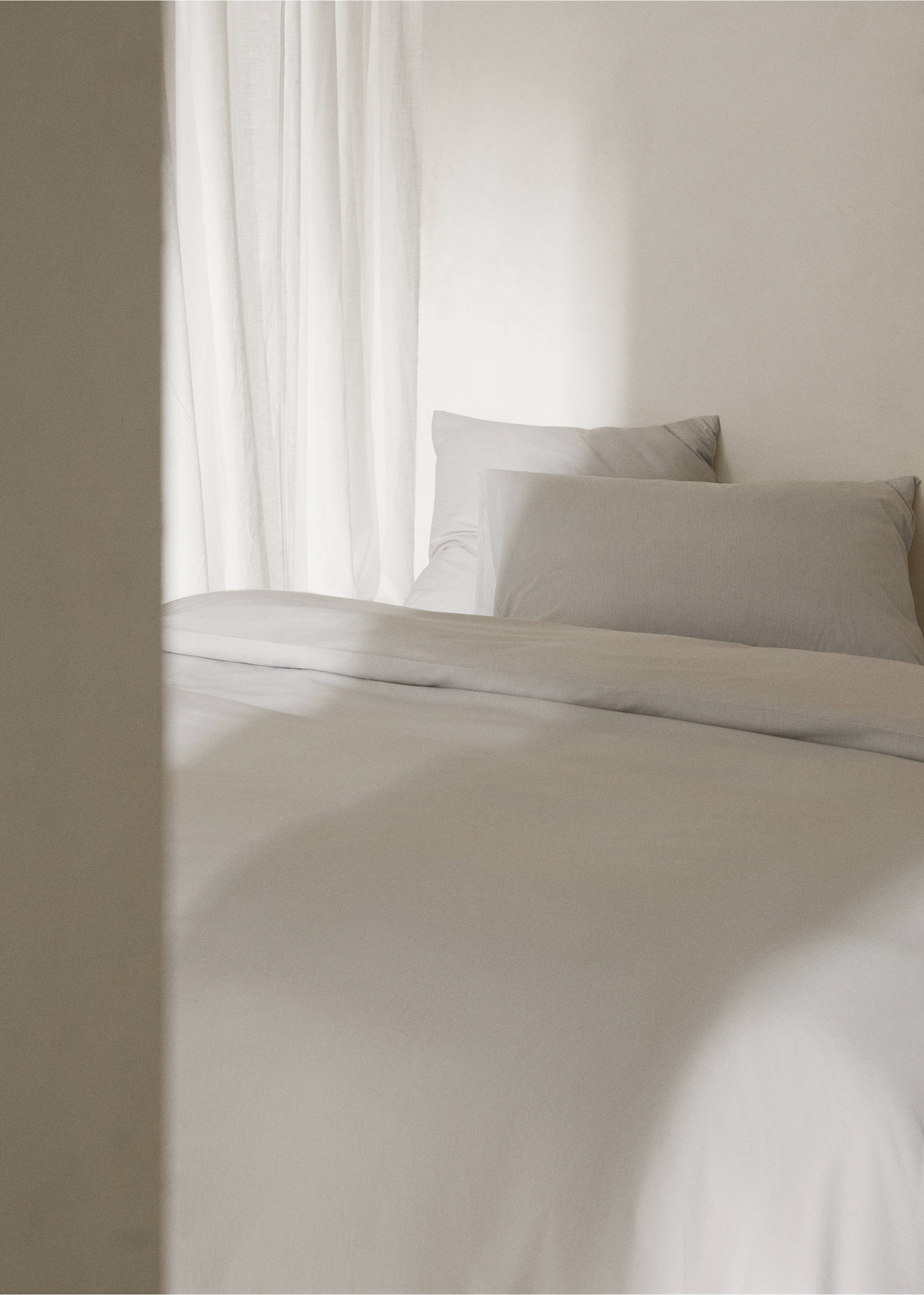 Multi-striped two-tone design duvet cover for king bed - Details of the article 8, Sky Blue. Ref: 67004039-00.