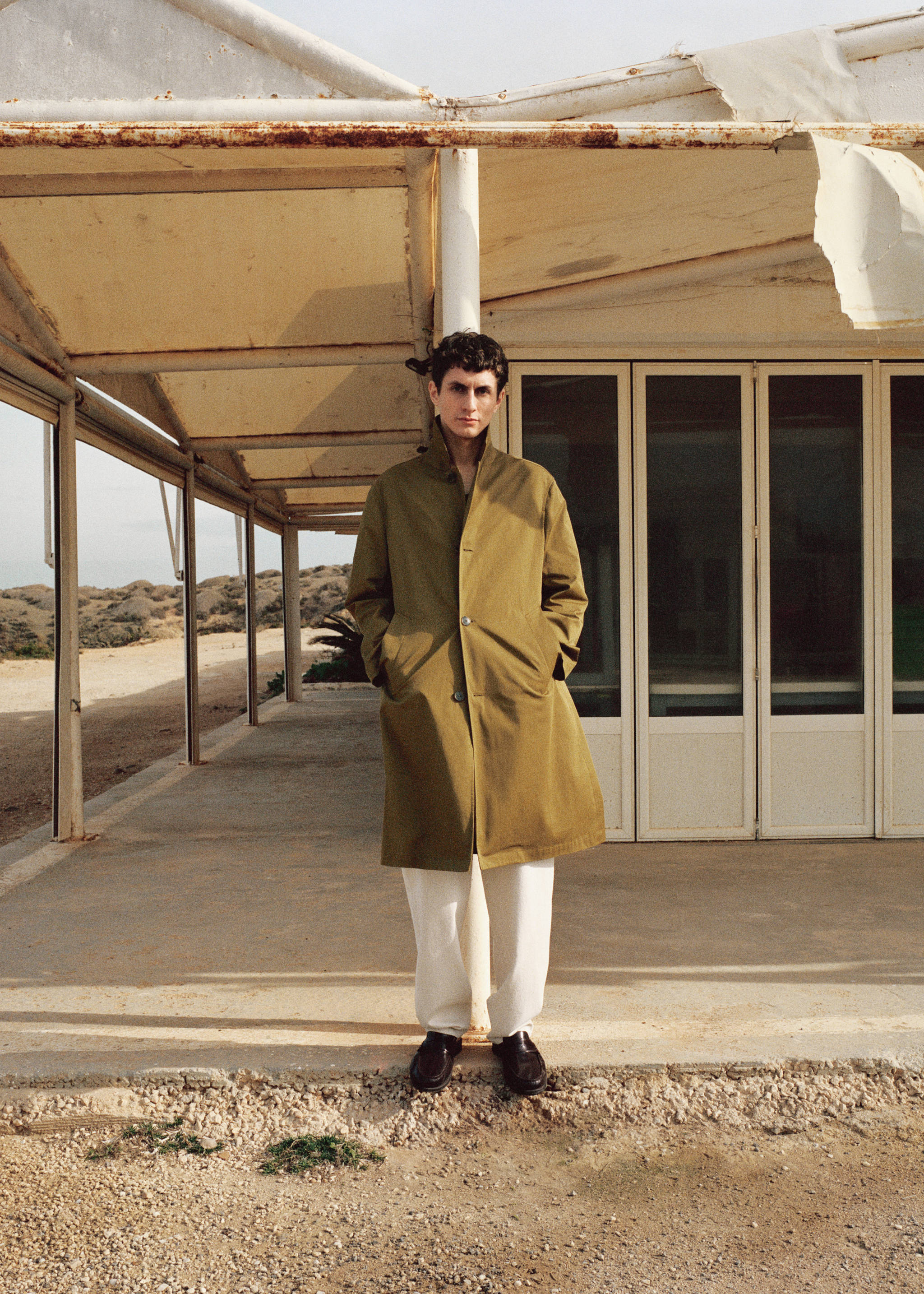 Relaxed-fit cotton trench coat - Details of the article 5, Olive Green. Ref: 67005154-00.