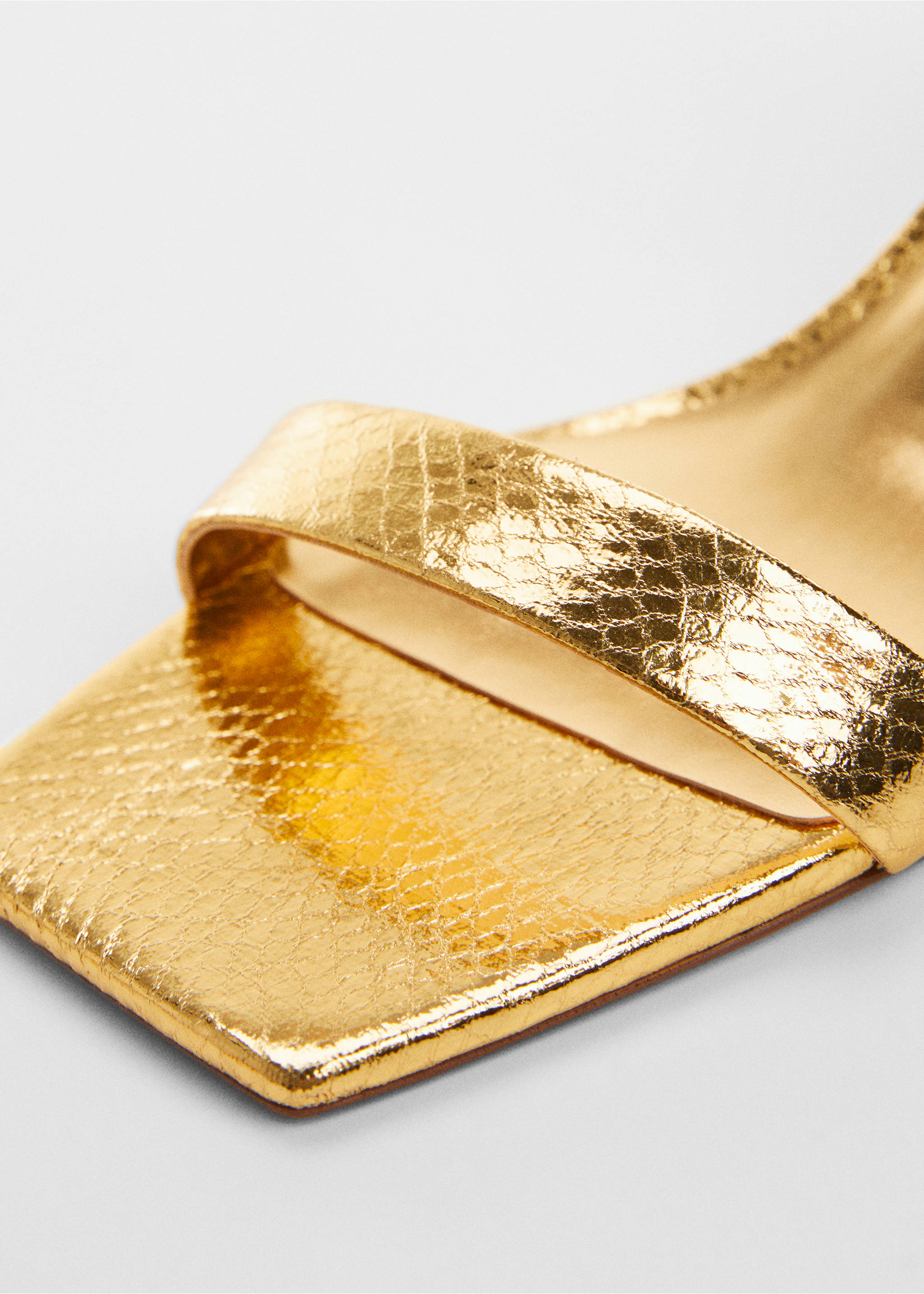 Metallic snake sandals - Details of the article 2, Gold. Ref: 67005738-00.