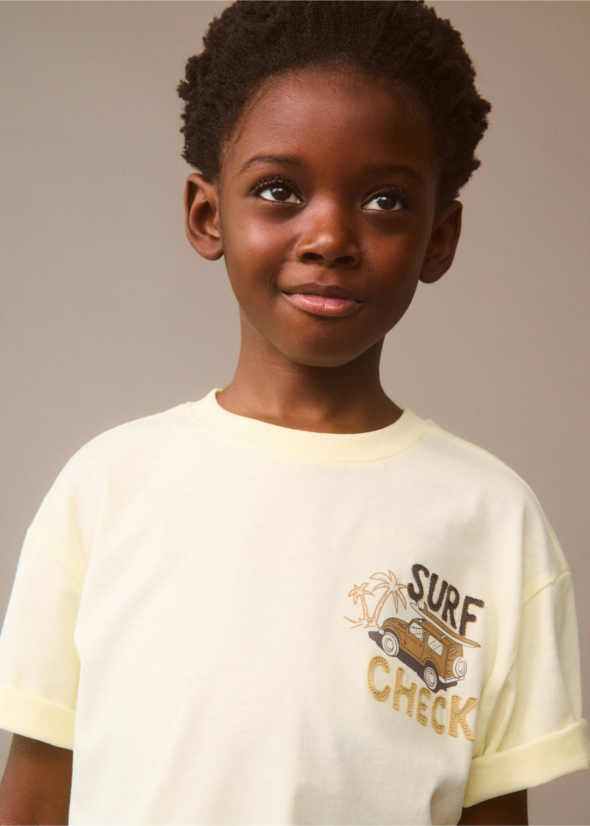 Shirt mit Aufschrift und Textur - Detail des Artikels 6, Pastellgelb. Ref: 67006008-00.