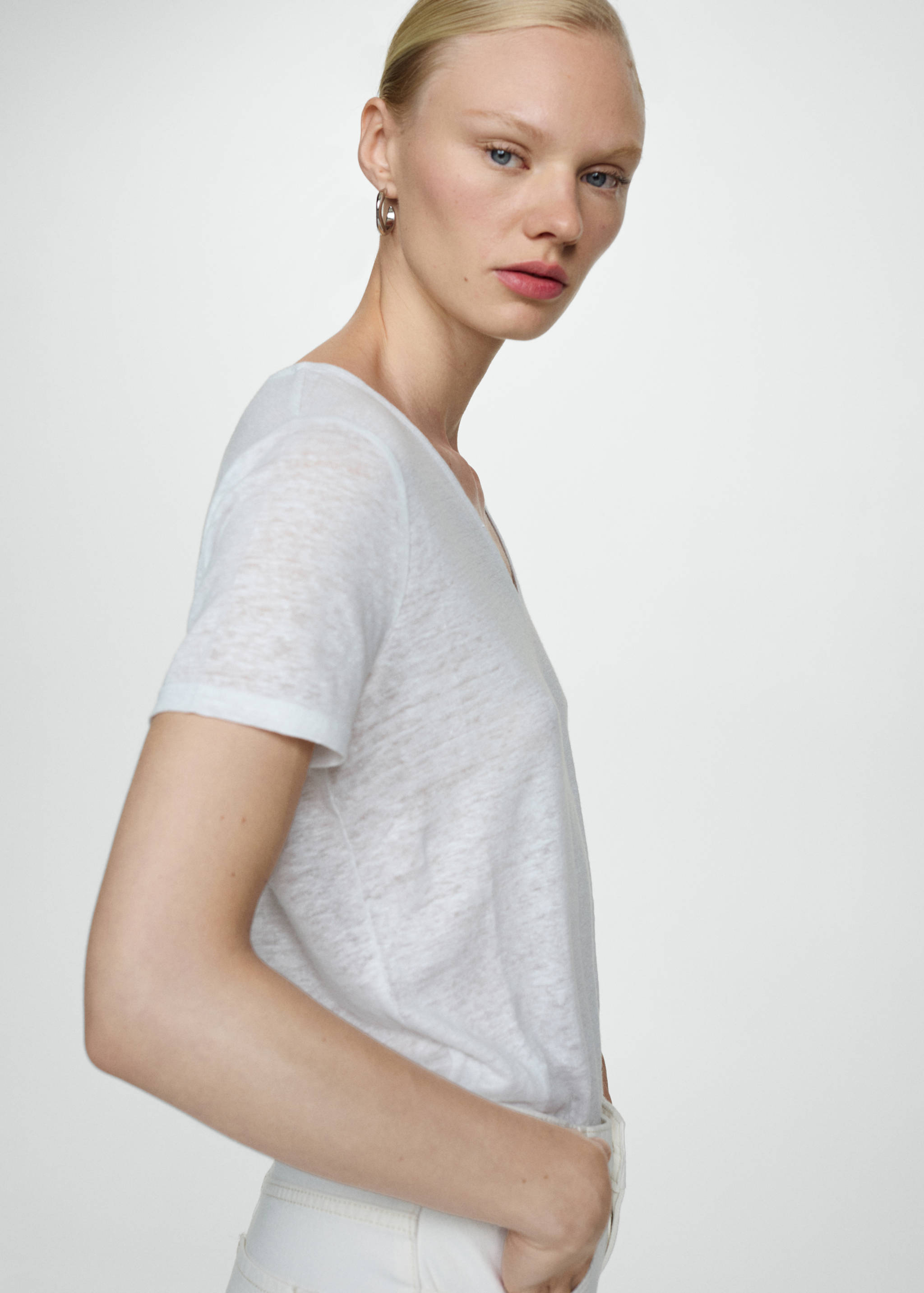 Leinen-T-Shirt mit V-Ausschnitt - Mittlere Ansicht