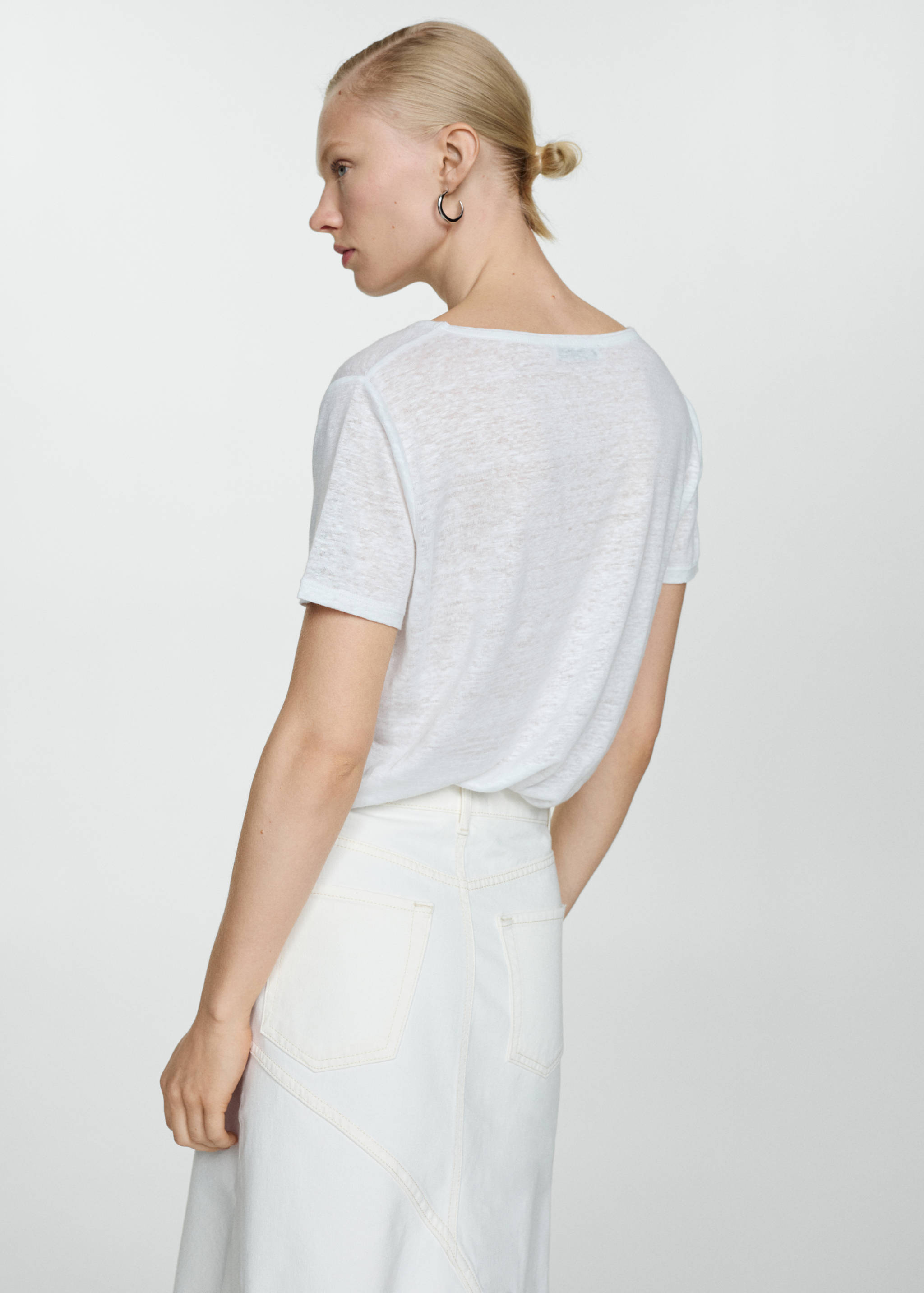 Leinen-T-Shirt mit V-Ausschnitt - Rückseite des Artikels