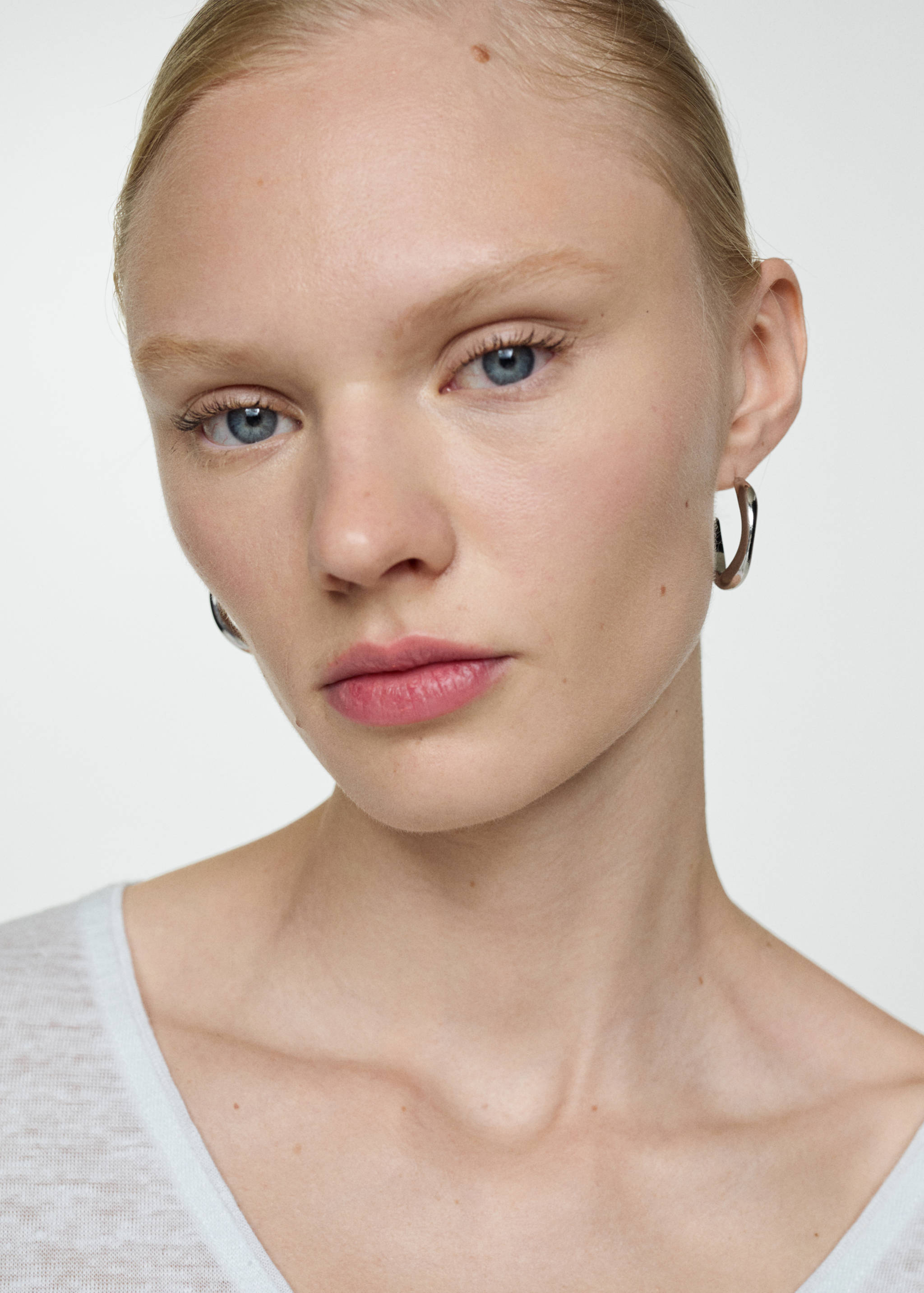 Leinen-T-Shirt mit V-Ausschnitt - Detail des Artikels 1