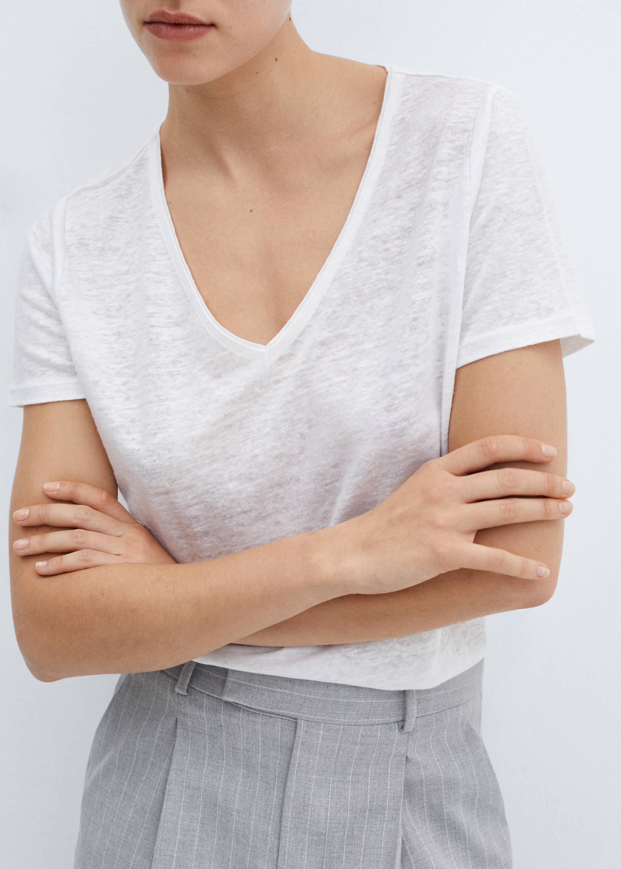 Leinen-T-Shirt mit V-Ausschnitt - Detail des Artikels 6