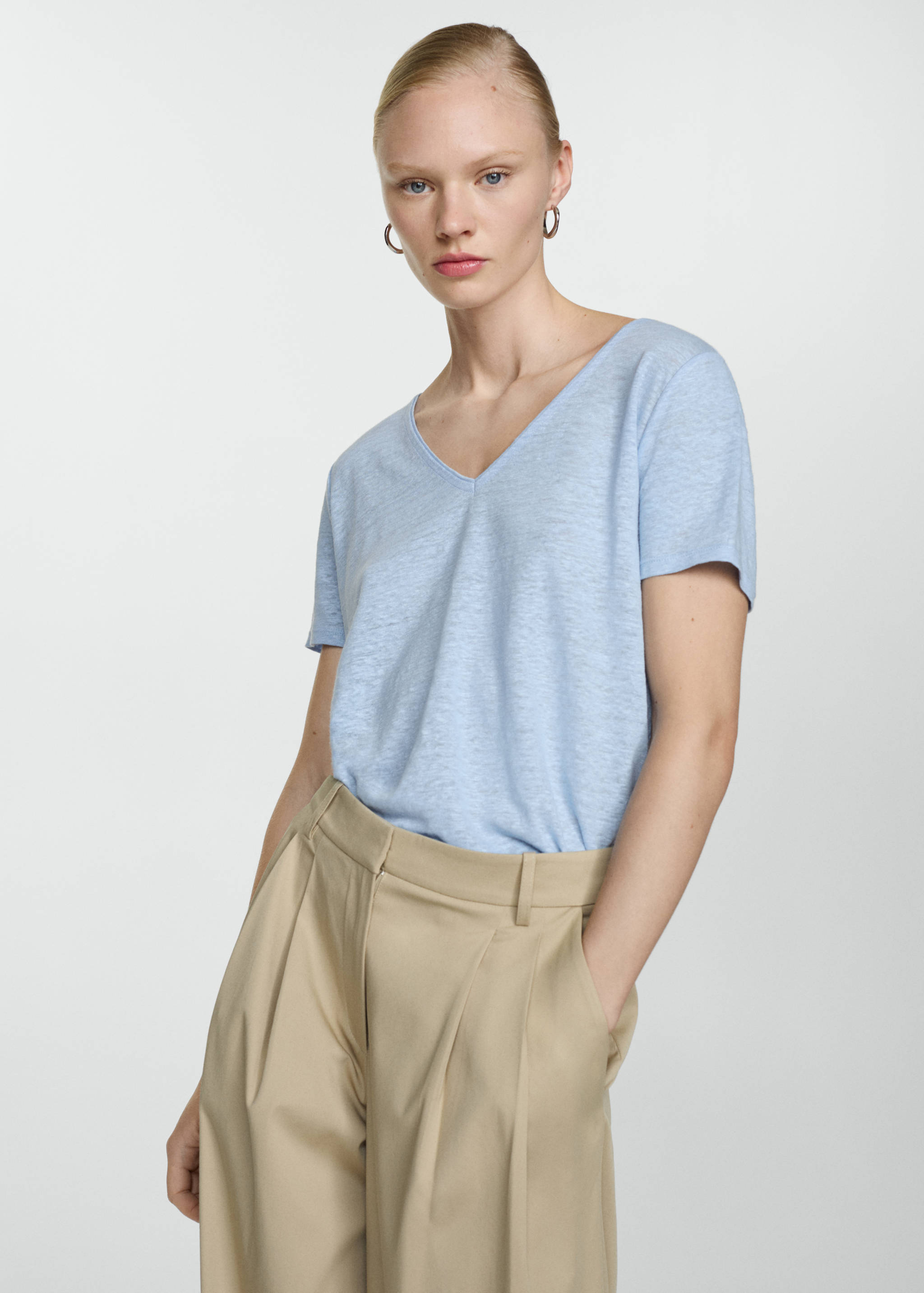 Leinen-T-Shirt mit V-Ausschnitt - Mittlere Ansicht