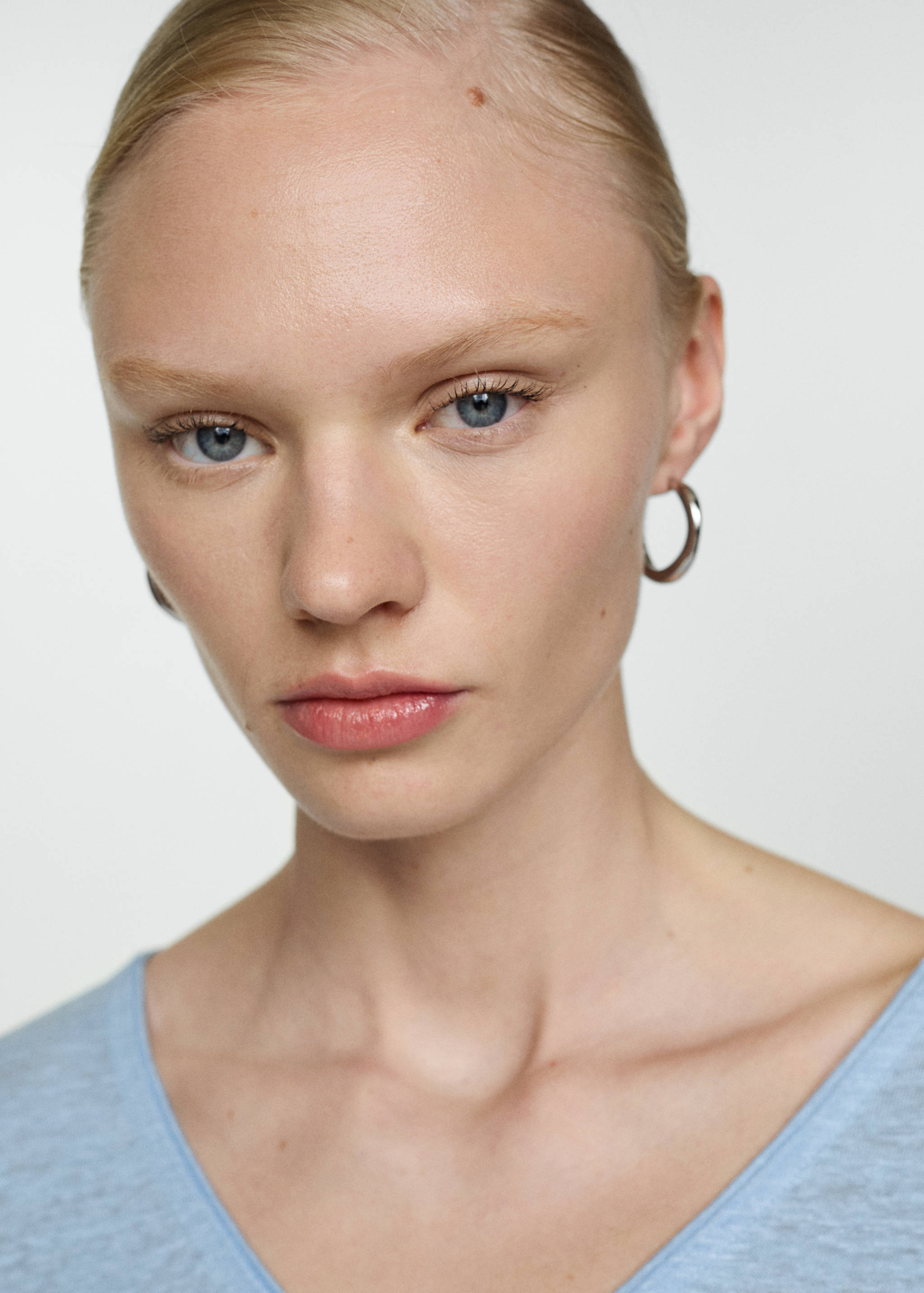 Leinen-T-Shirt mit V-Ausschnitt - Detail des Artikels 1