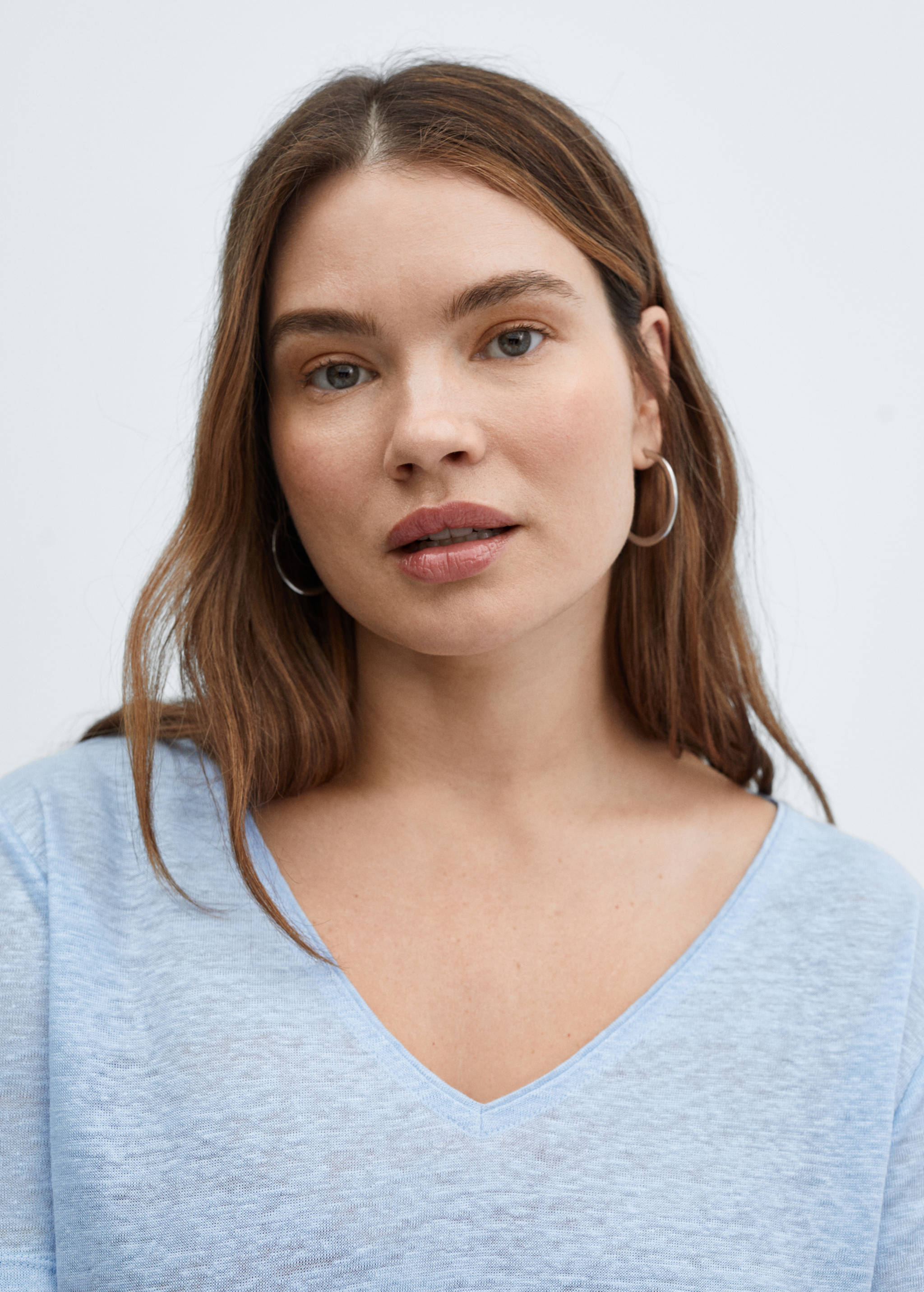 Leinen-T-Shirt mit V-Ausschnitt - Detail des Artikels 4