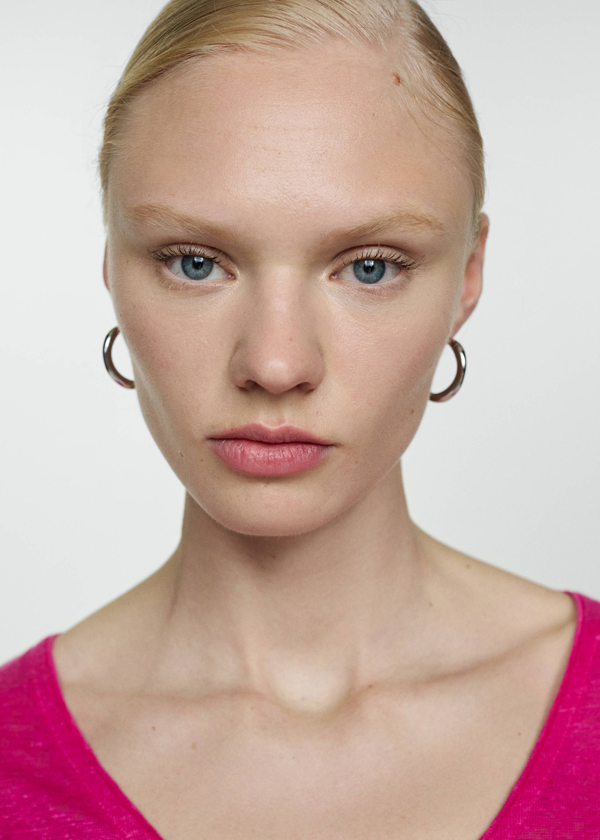 Leinen-T-Shirt mit V-Ausschnitt - Rückseite des Artikels