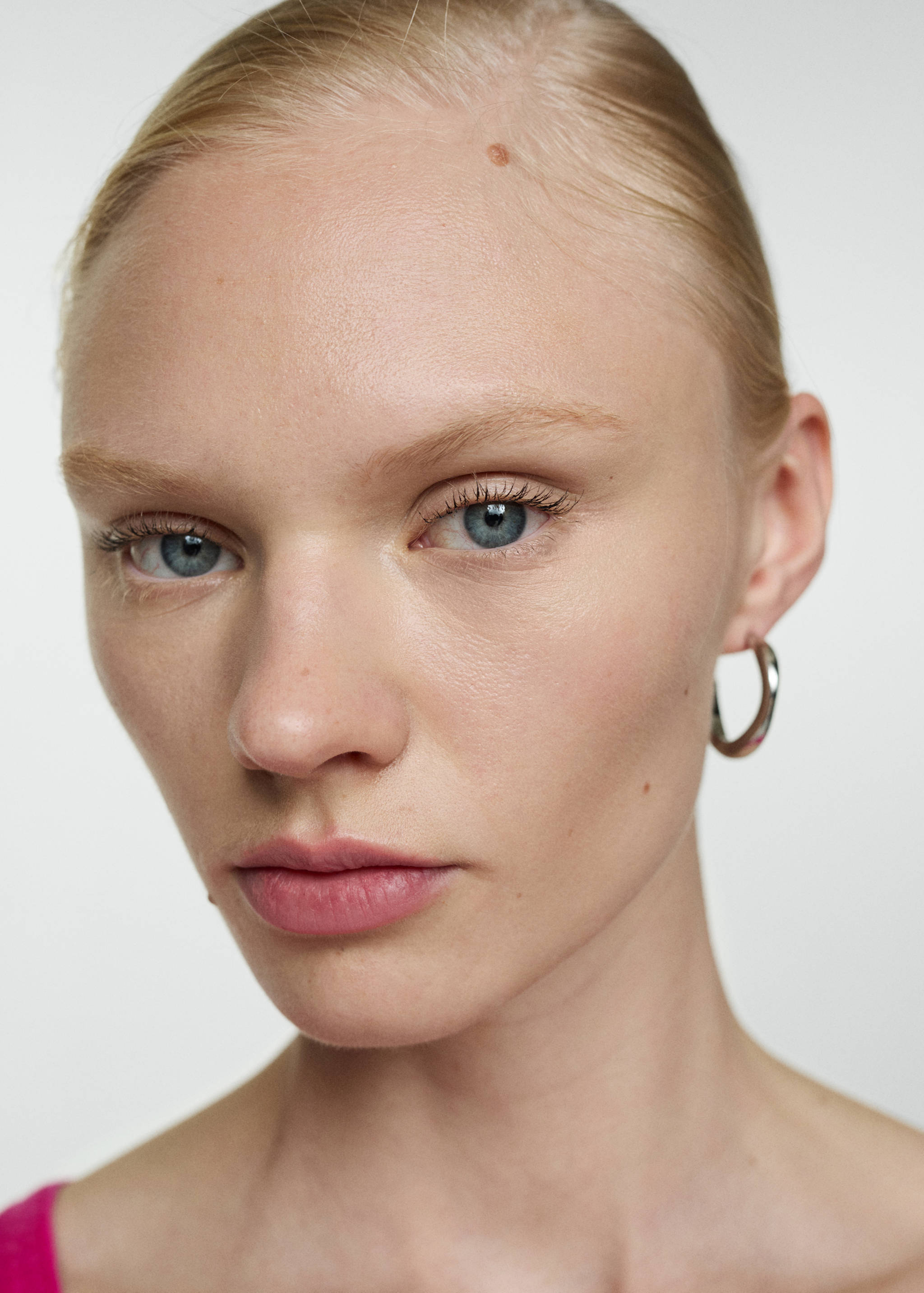 Leinen-T-Shirt mit V-Ausschnitt - Detail des Artikels 1