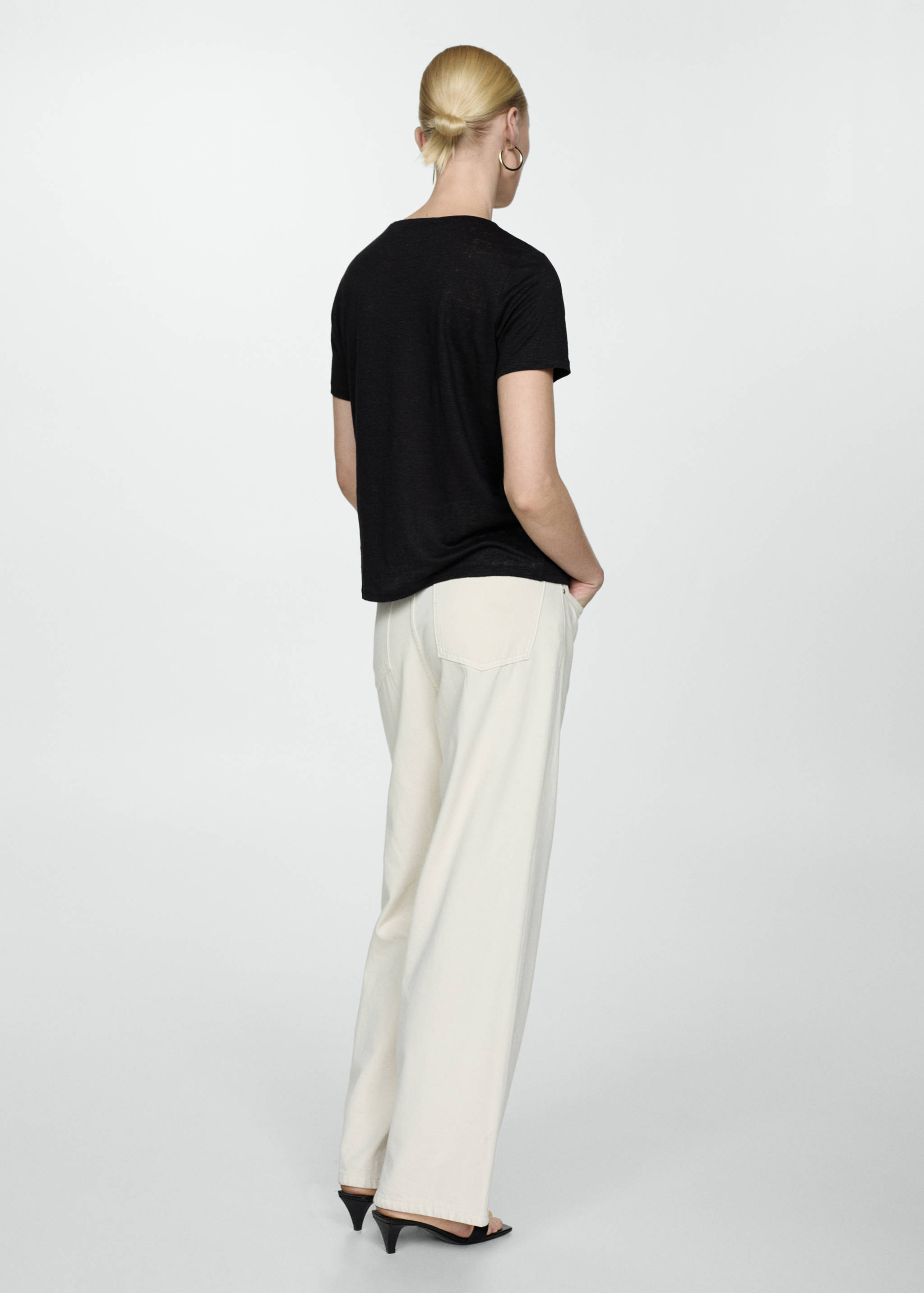 Leinen-T-Shirt mit V-Ausschnitt - Rückseite des Artikels