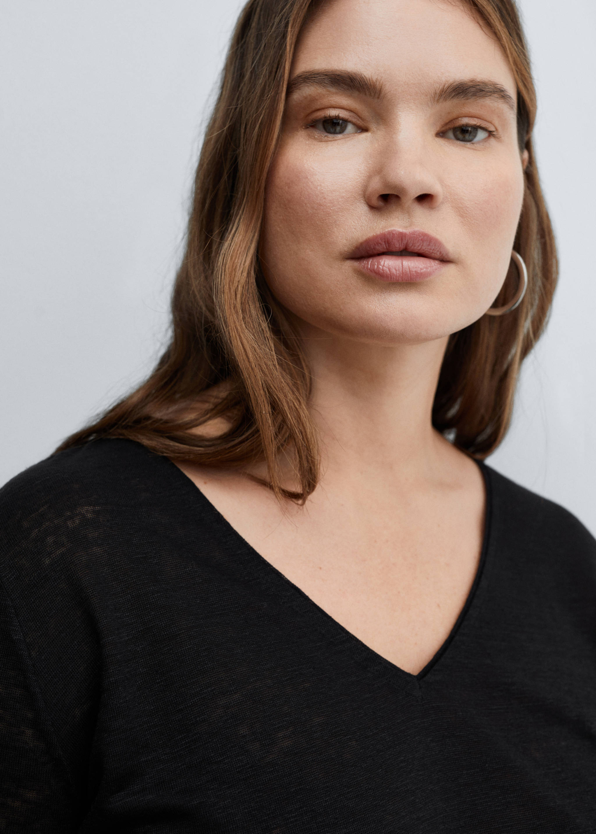 Leinen-T-Shirt mit V-Ausschnitt - Detail des Artikels 4