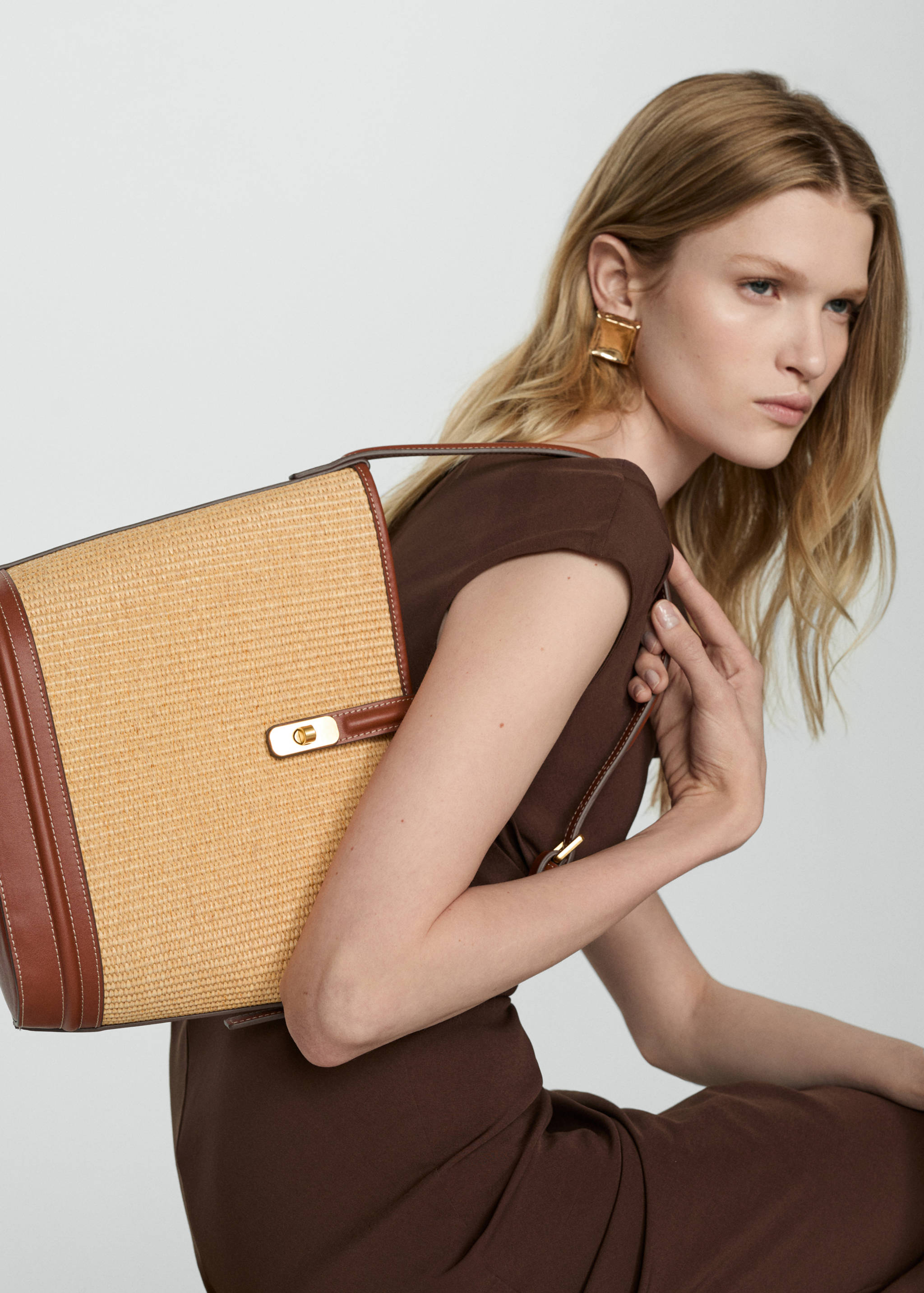 Bolso bucket efecto rafia - Plano general