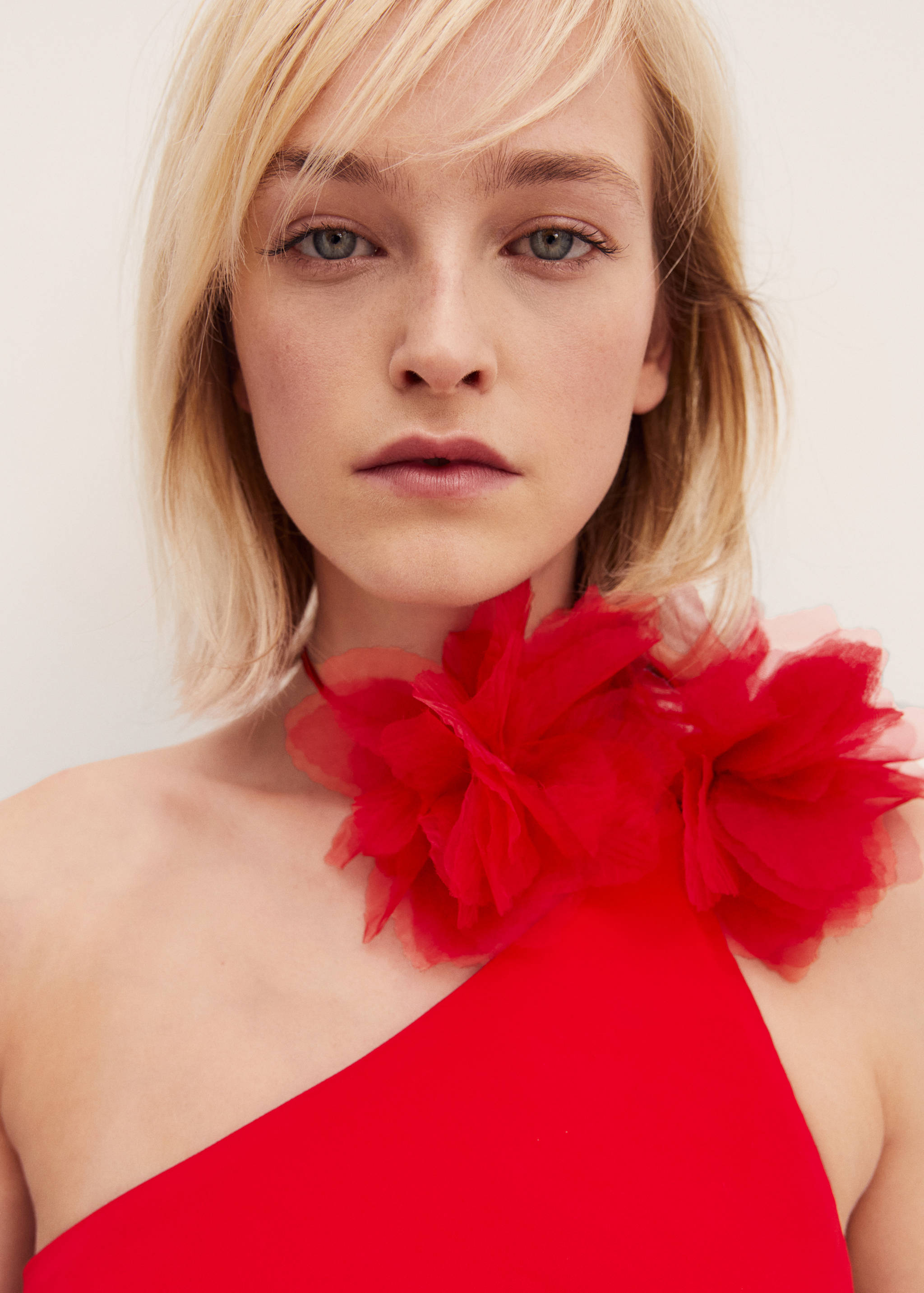 Asymmetrical dress with flower detail - Details of the article 1