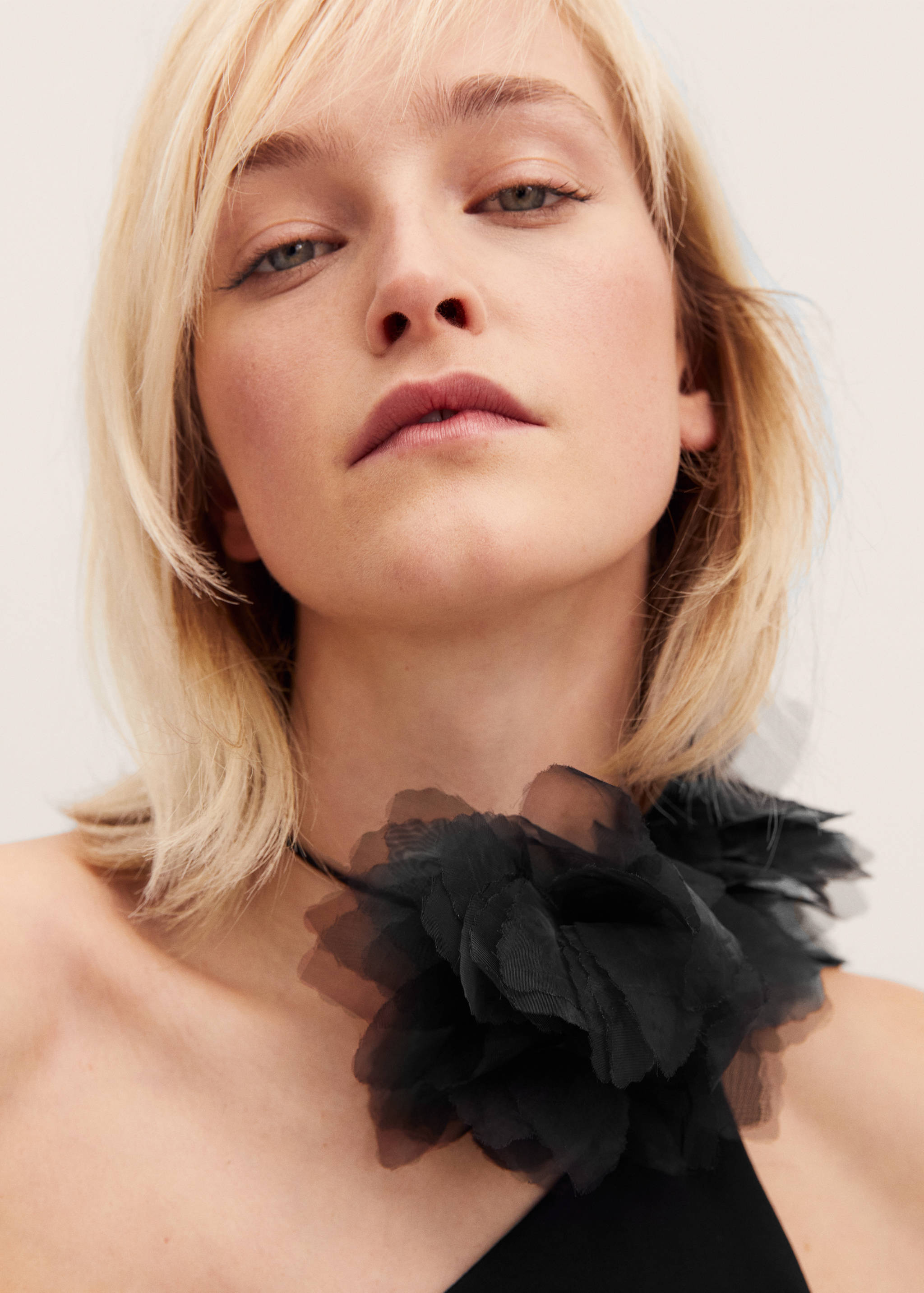 Asymmetrisches Kleid mit Blumendetail - Detail des Artikels 1
