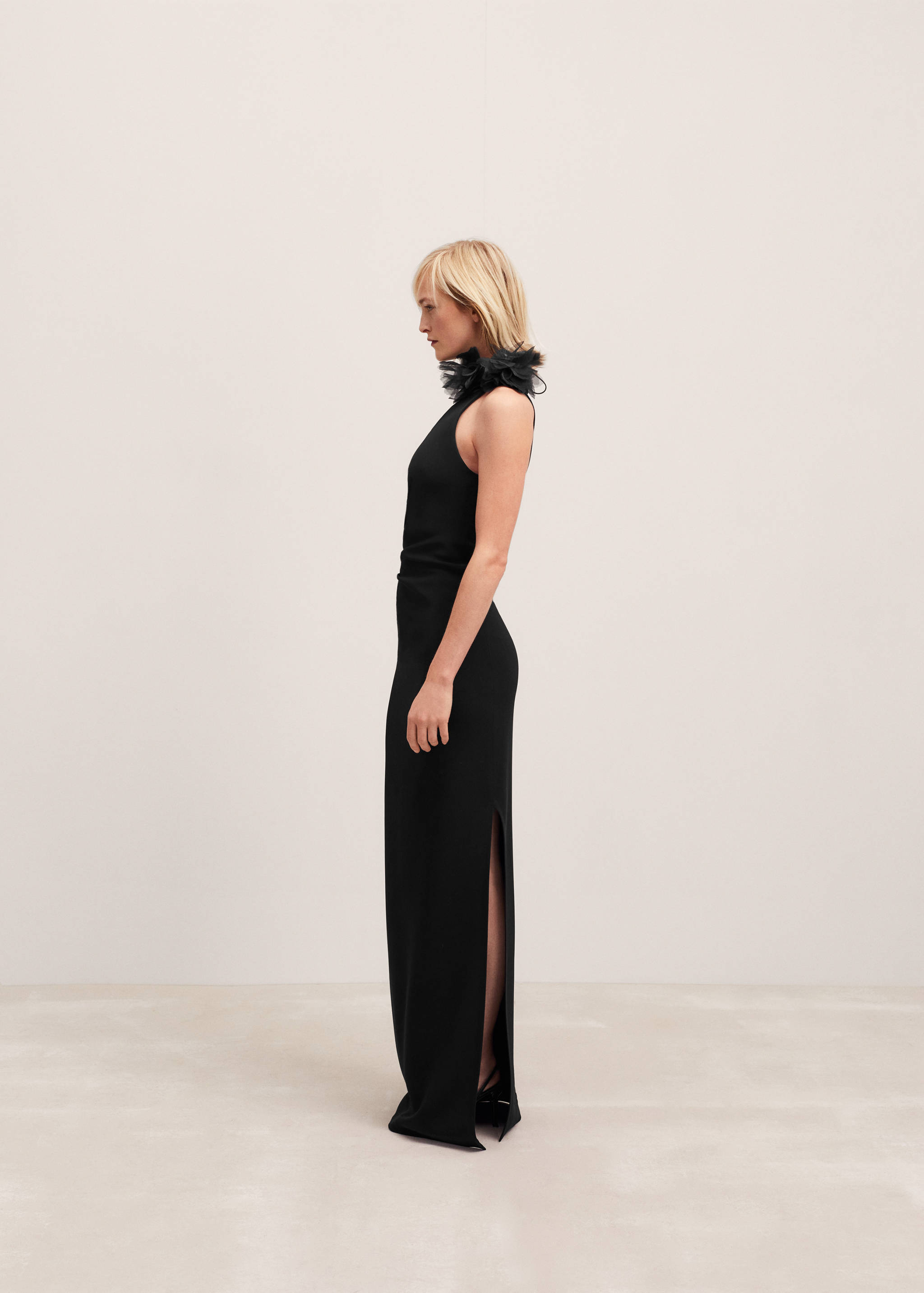 Asymmetrisches Kleid mit Blumendetail - Detail des Artikels 2