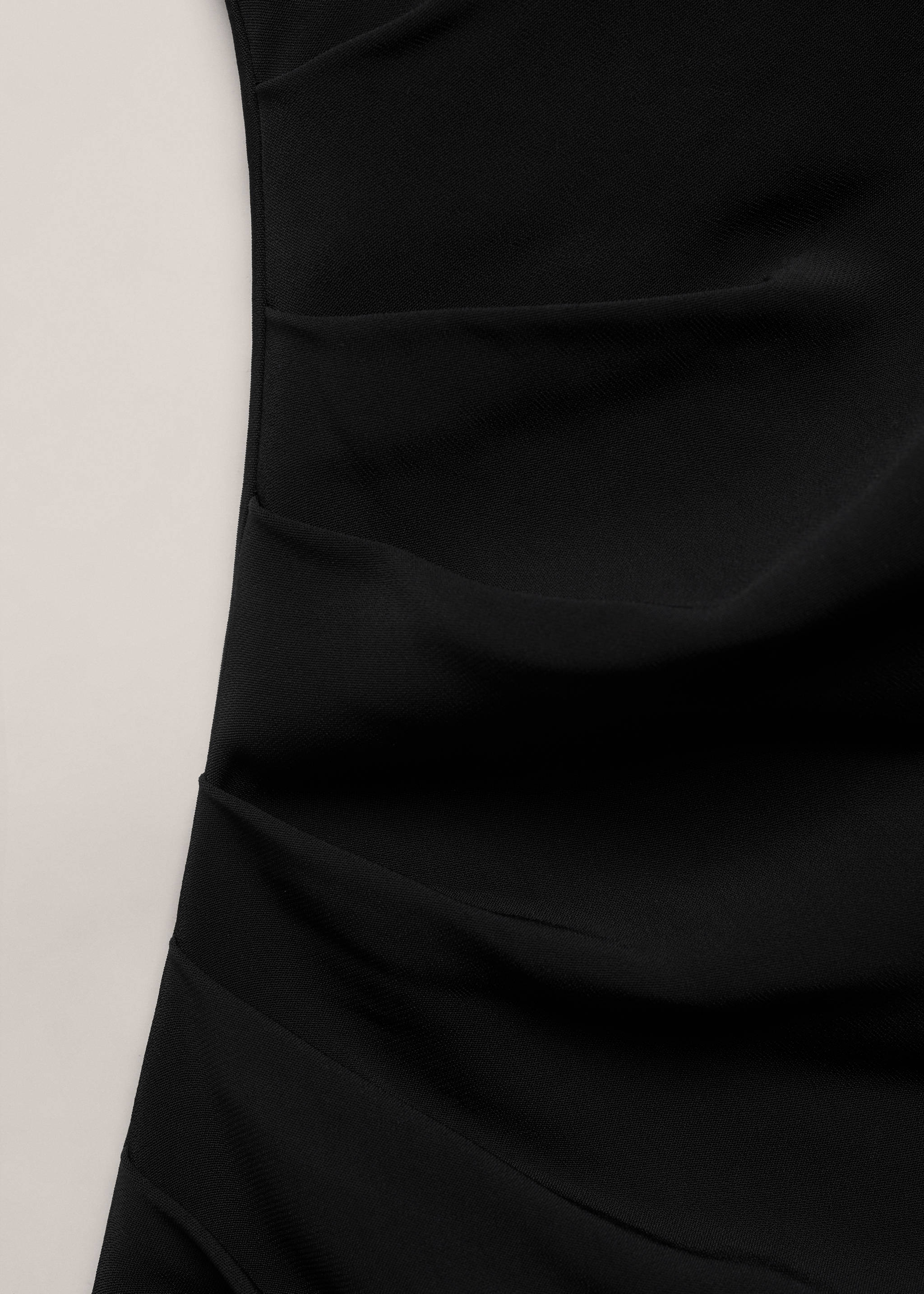 Asymmetrisches Kleid mit Blumendetail - Detail des Artikels 8