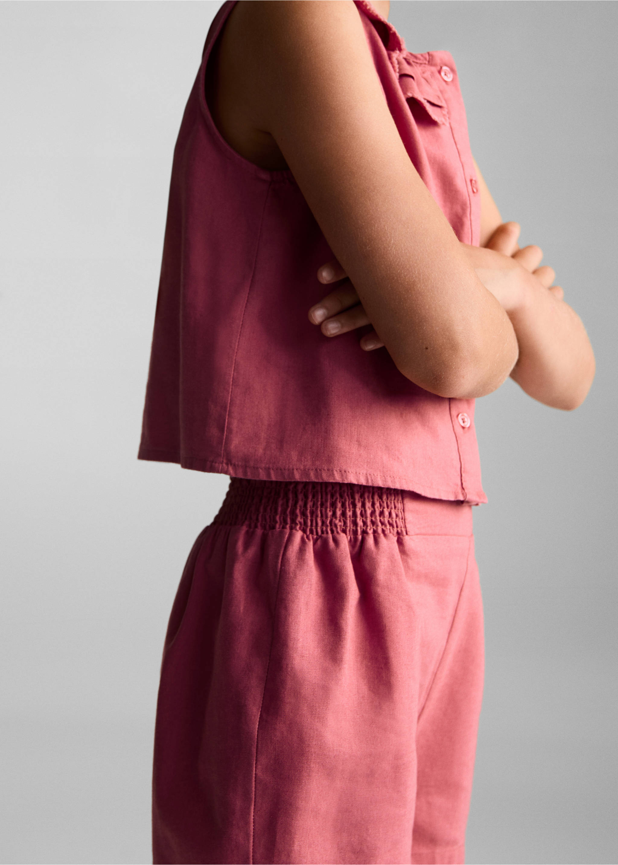 Linen shorts with drawstring waist - Details of the article 6, Strawberry. Ref: 67007118-00.