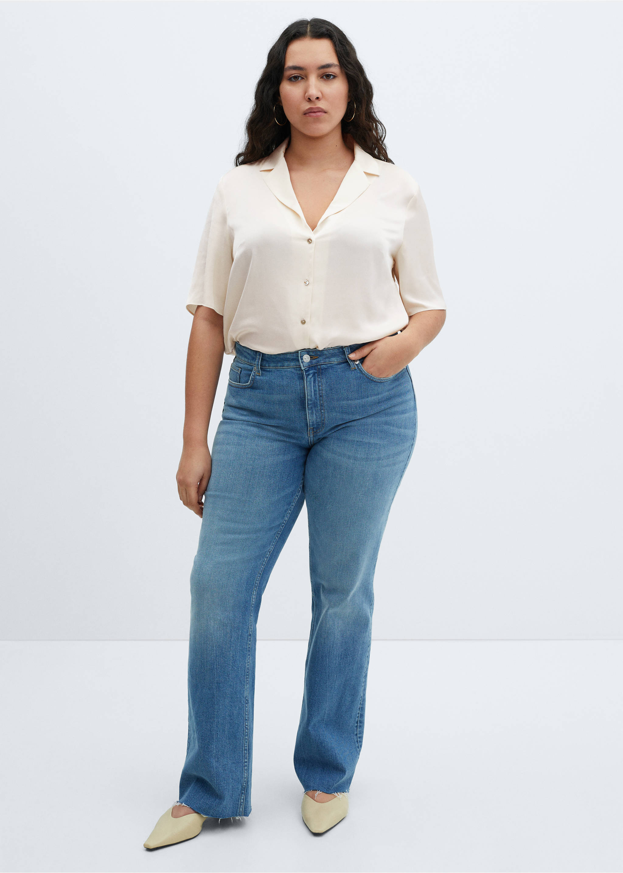 Short-sleeved satin shirt - Details of the article 3, Ecru. Ref: 67007129-00.