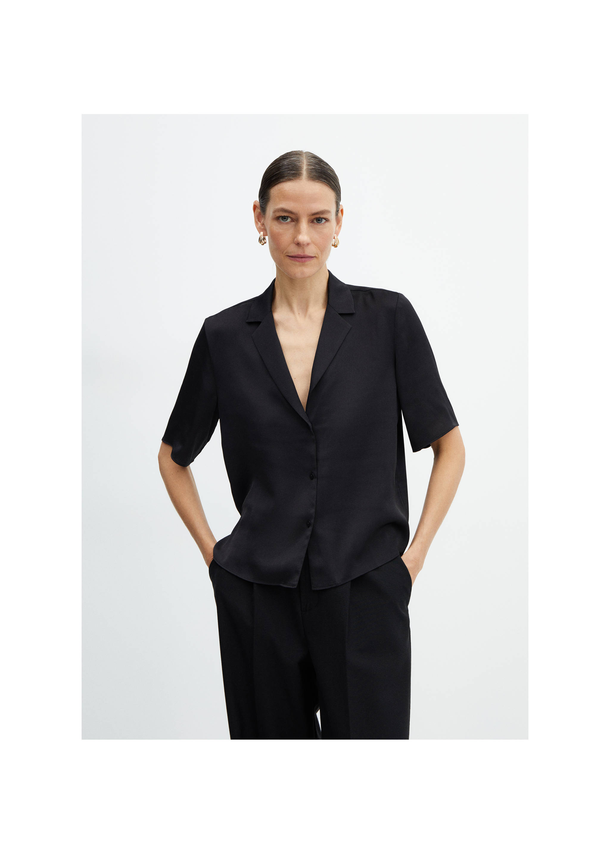 Satinert skjorte med korte ermer - Halvtotal bildeutsnitt, Svart. Ref: 67007129-00.