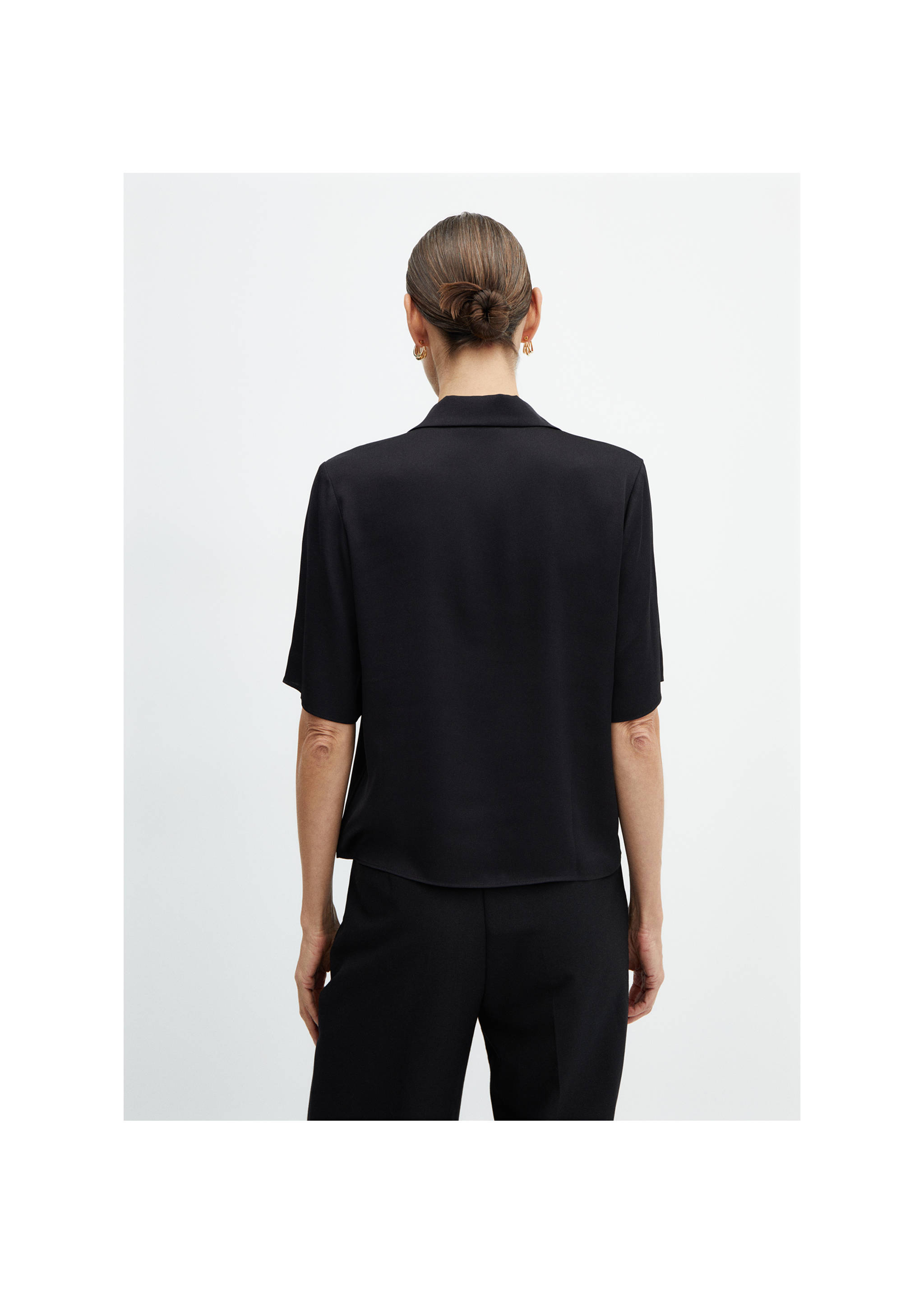 Satinert skjorte med korte ermer - Baksiden av artikkelen, Svart. Ref: 67007129-00.