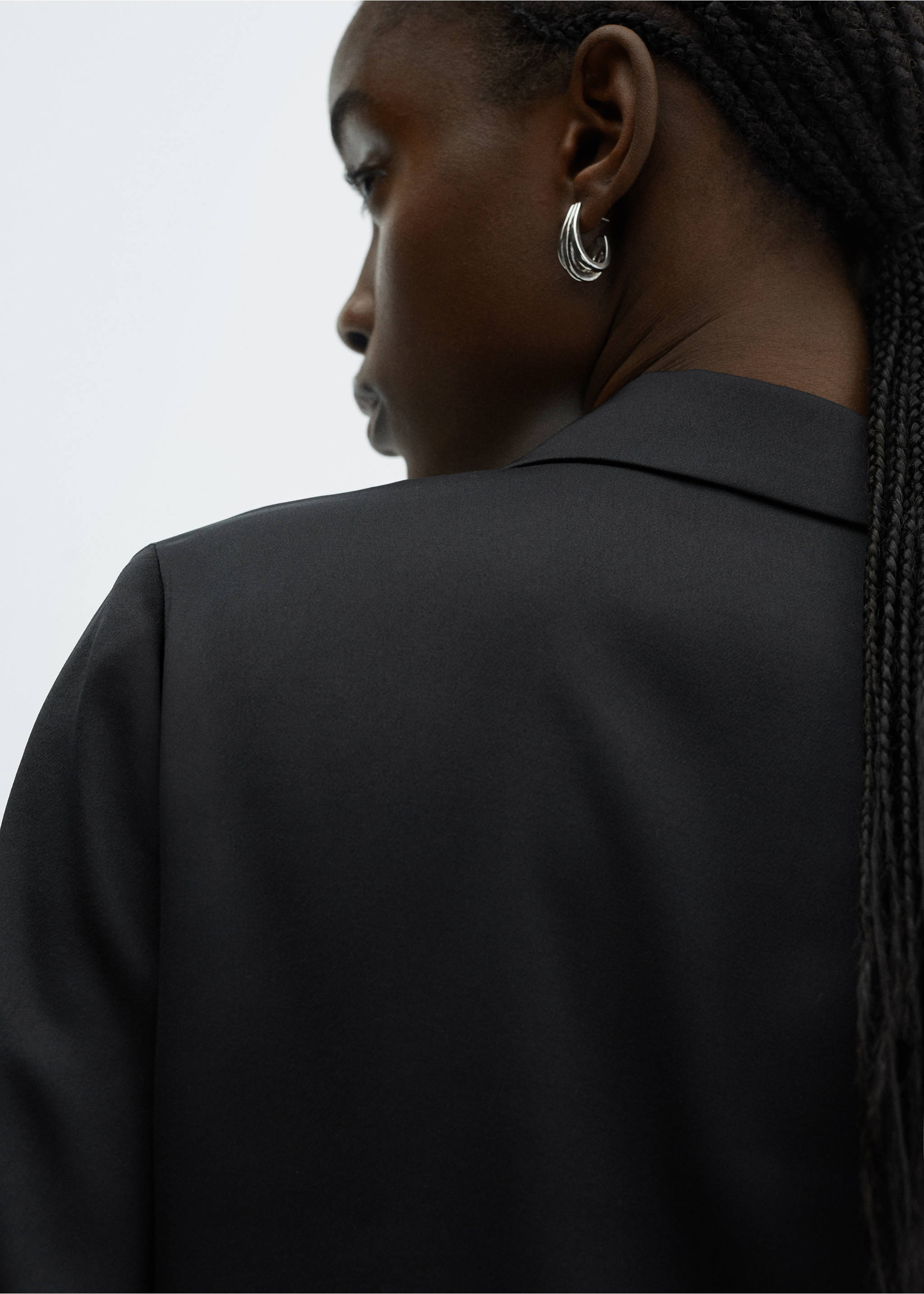 Satinert skjorte med korte ermer - Artikkeldetalj 1, Svart. Ref: 67007129-00.