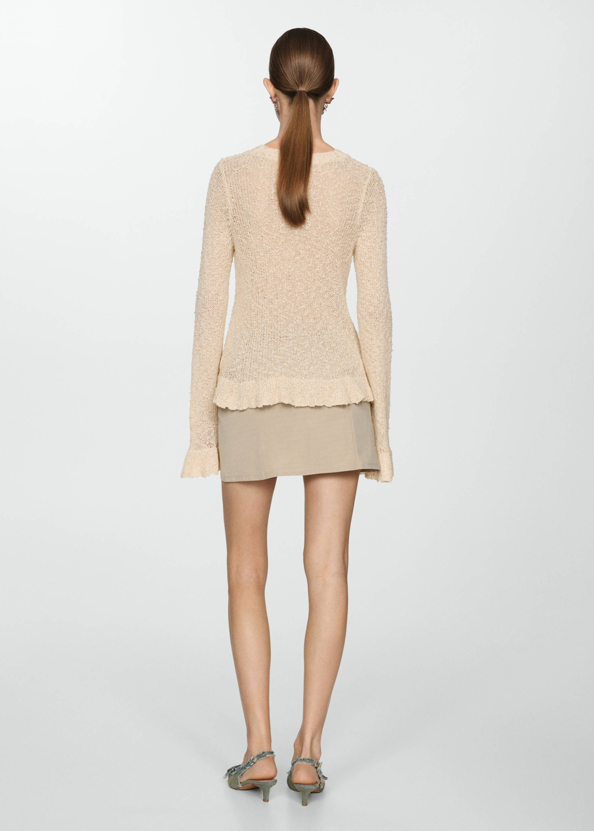 Sweater with ruffled ends - Reverse of the article