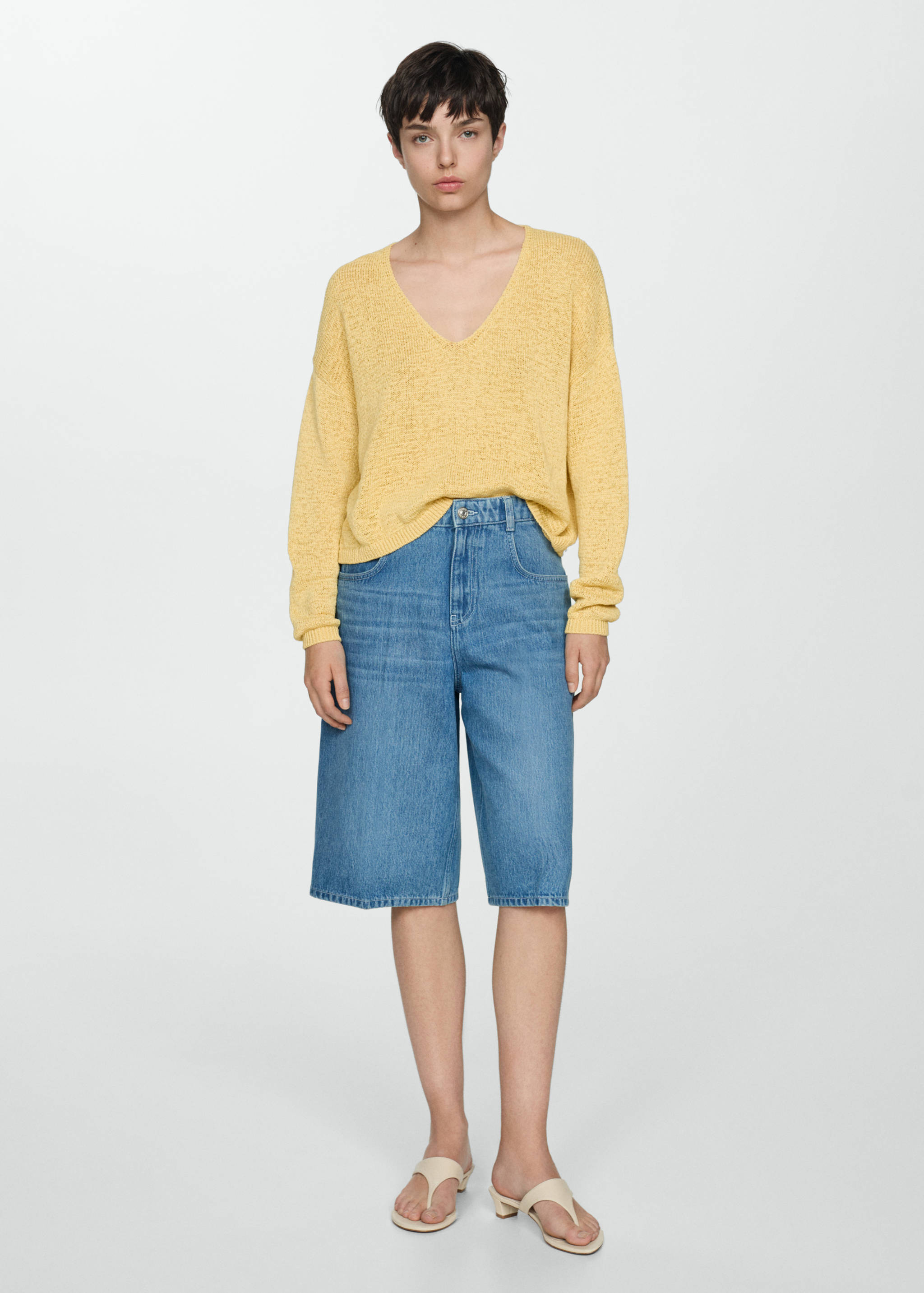 Fine-knit V-neck sweater - General plane