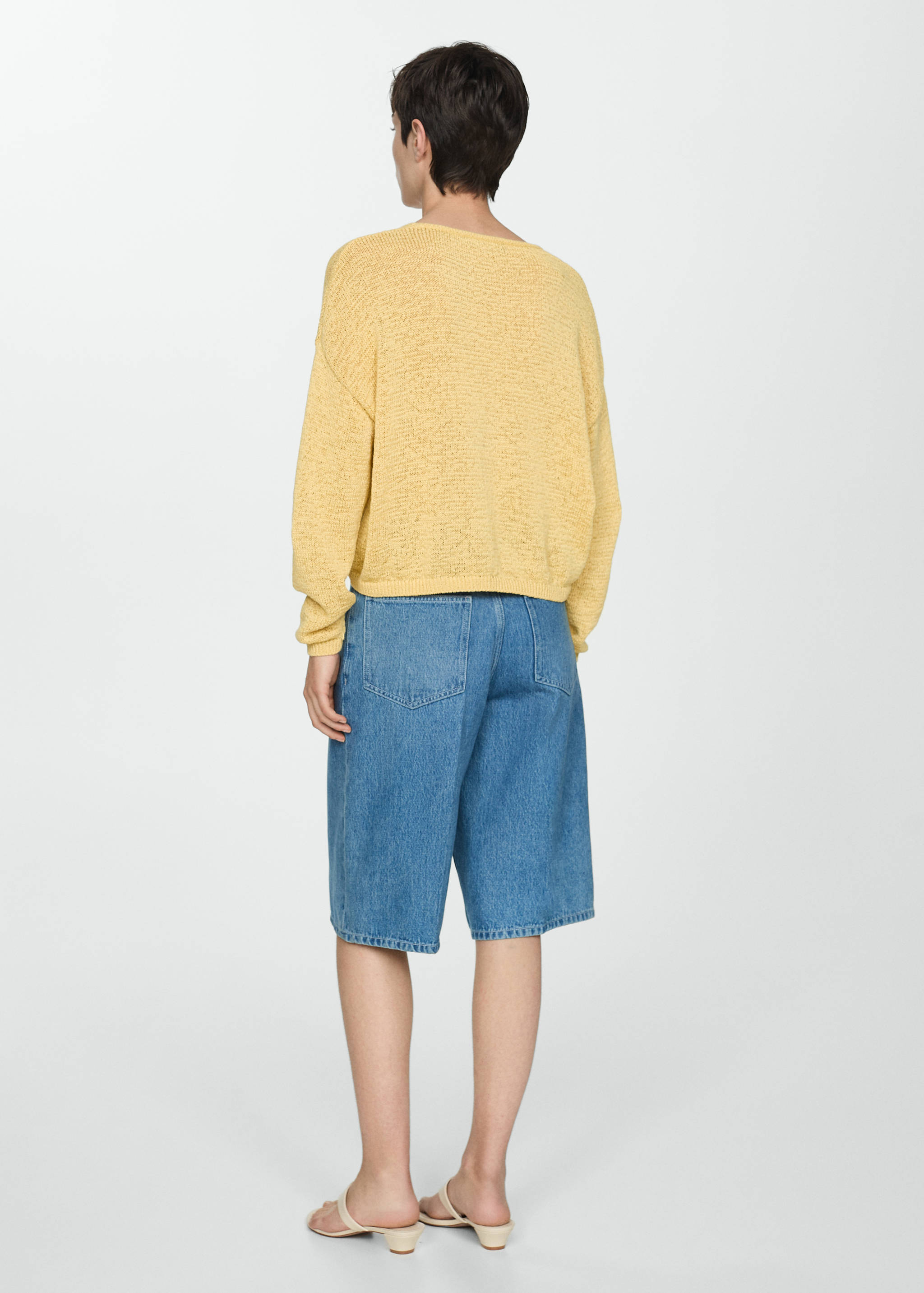 Fine-knit V-neck sweater - Reverse of the article