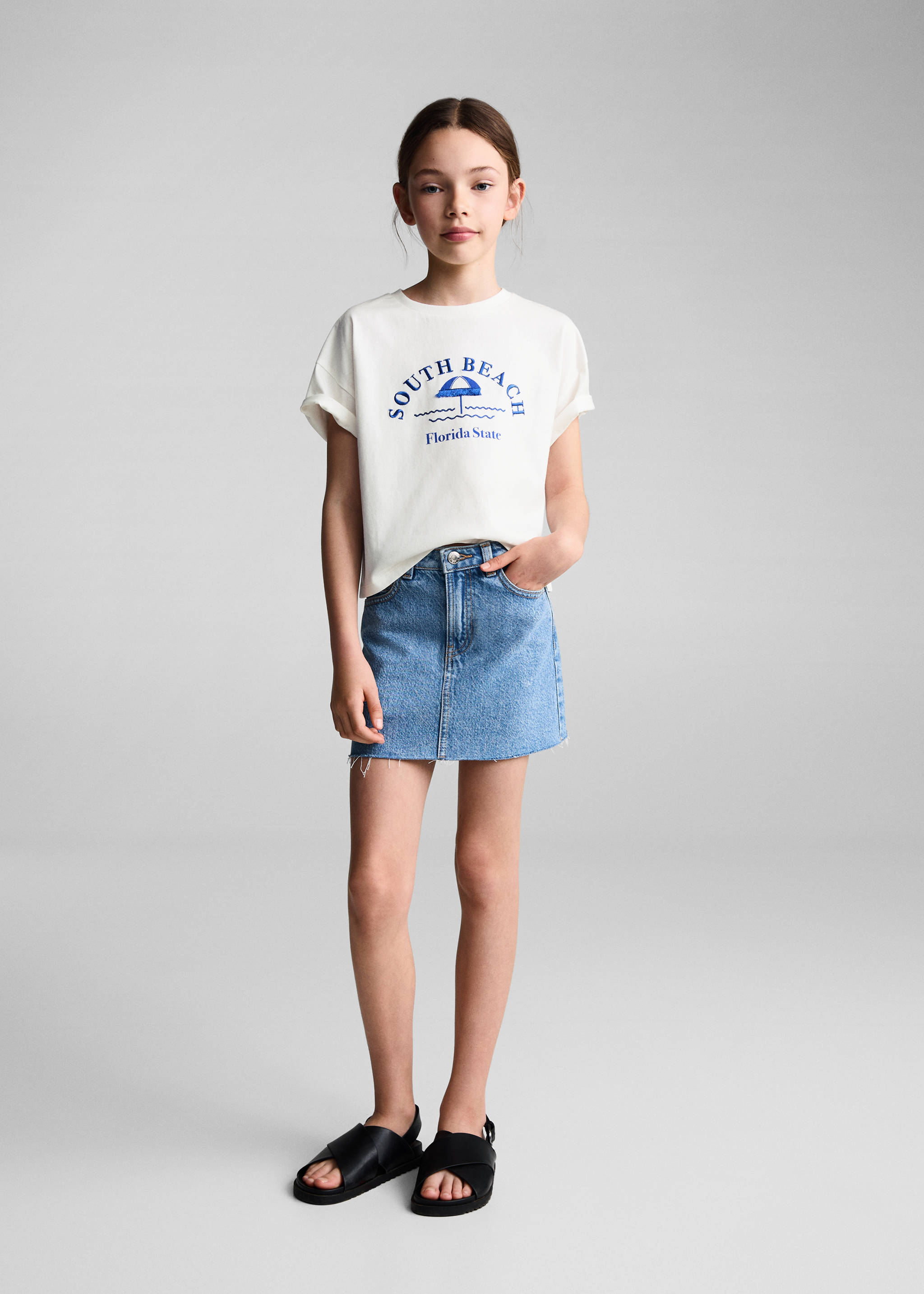 T-Shirt mit gestickter Aufschrift - Allgemeine Ansicht