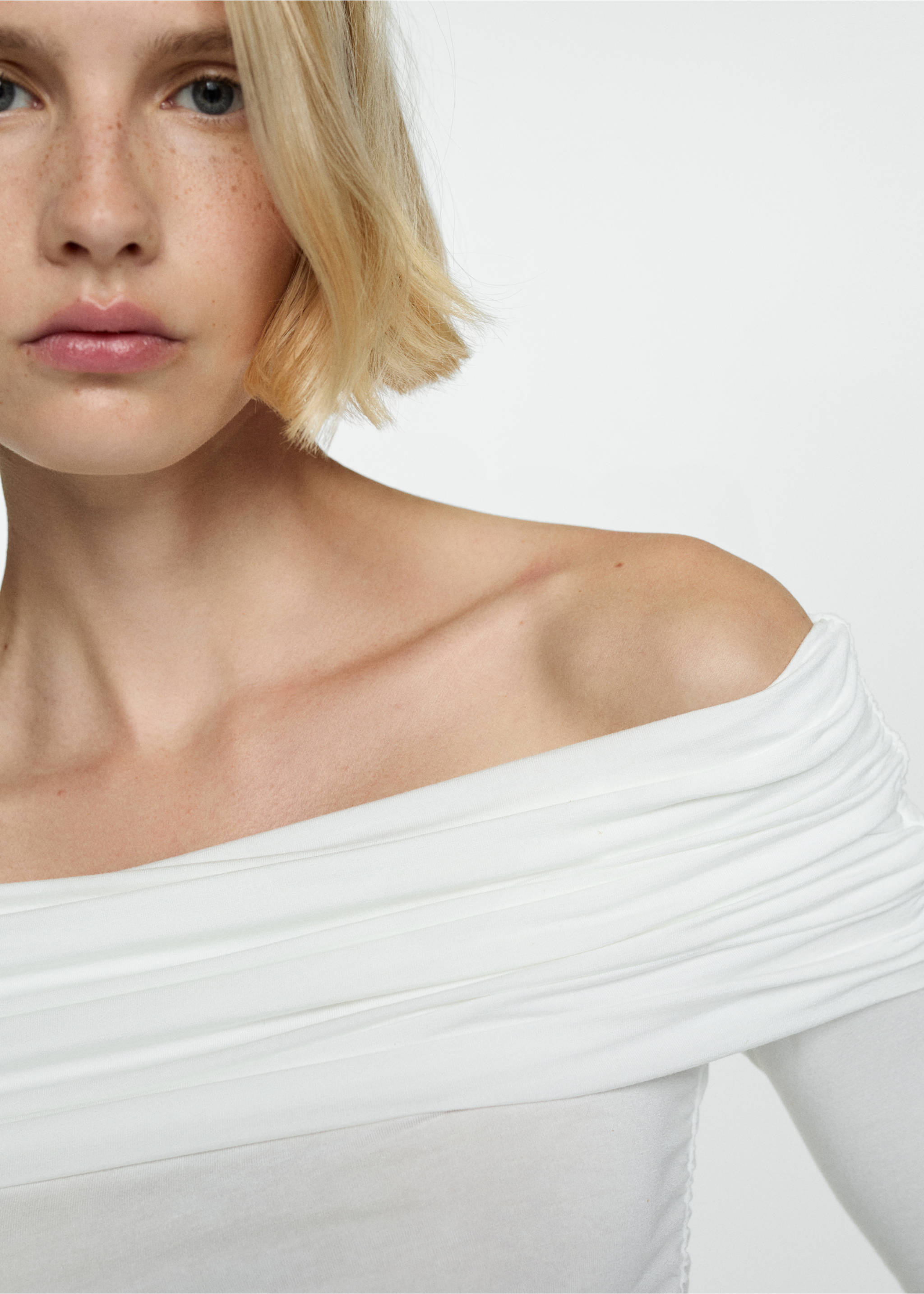 Off shoulders T-shirt - Details of the article 1, White. Ref: 67007971-00.